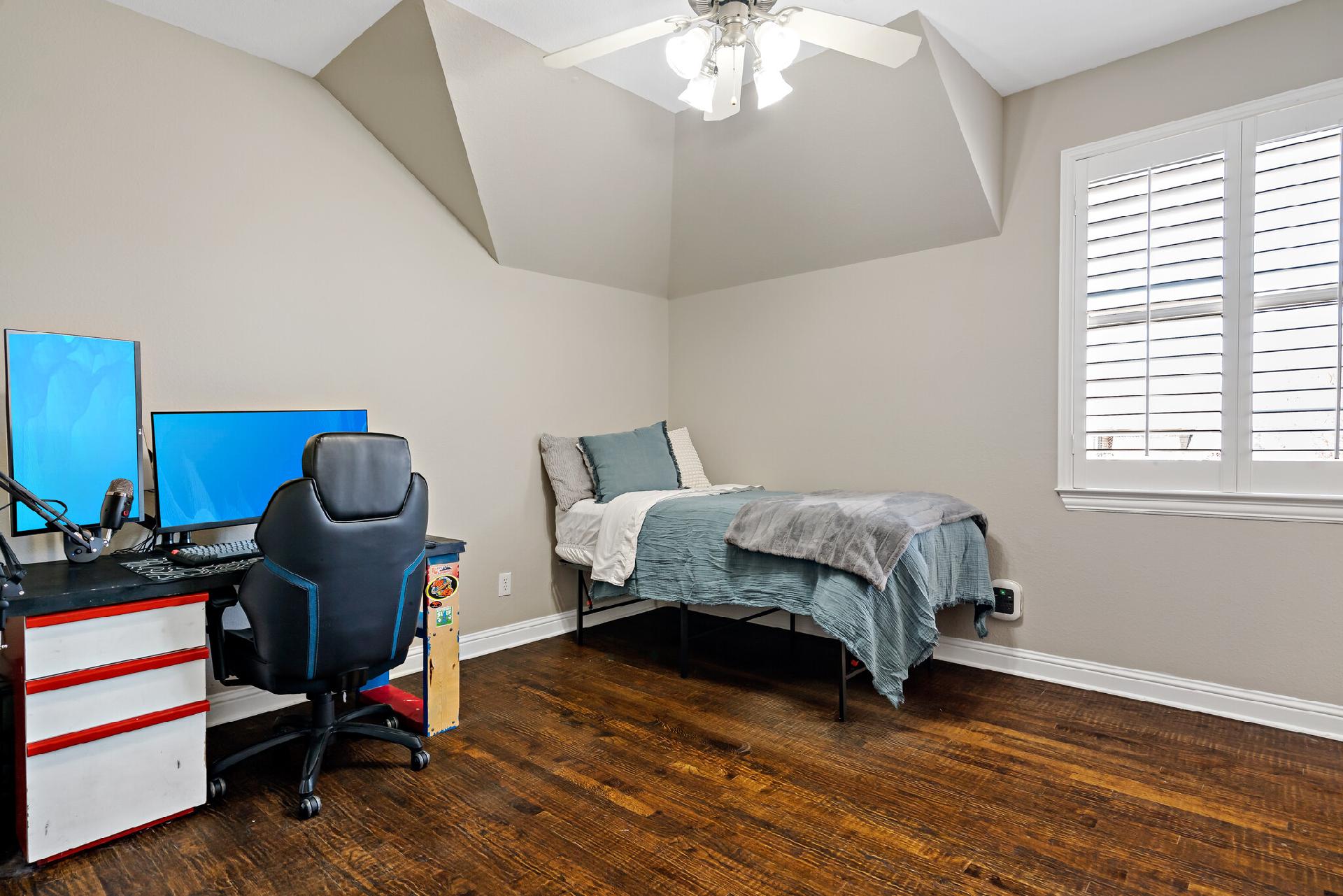 404 Earlston Court Property Photo 31