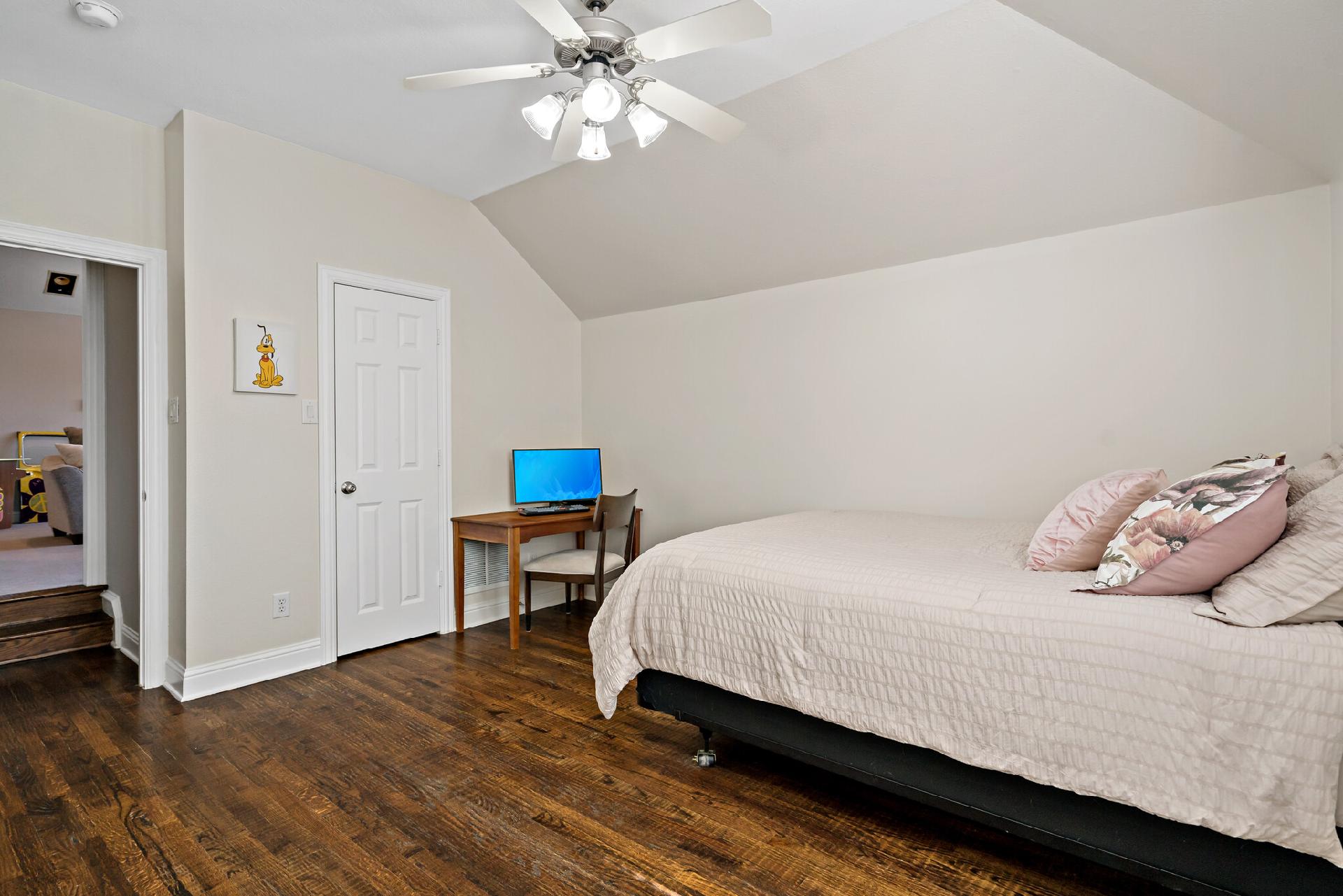 404 Earlston Court Property Photo 42