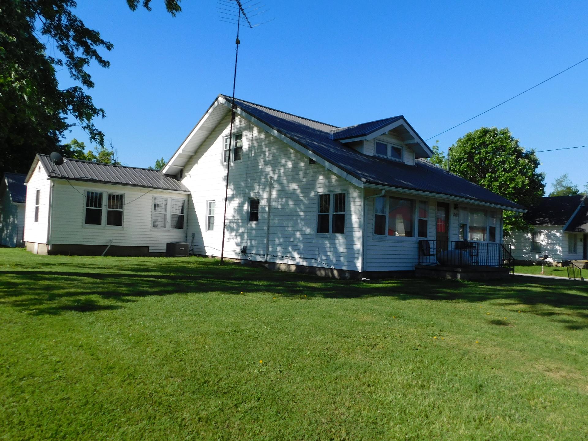 1301 E Main Street Property Photo 2