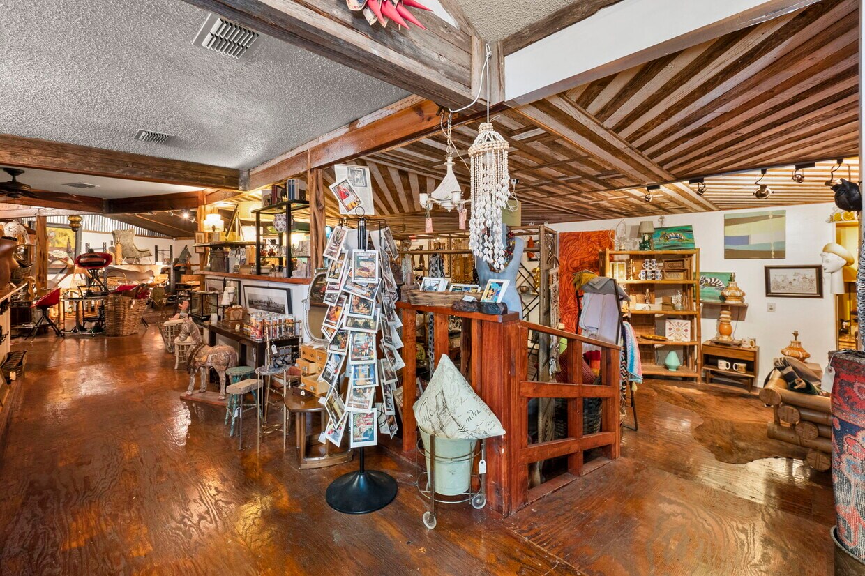 1725 S Us Highway 281 Property Photo 9