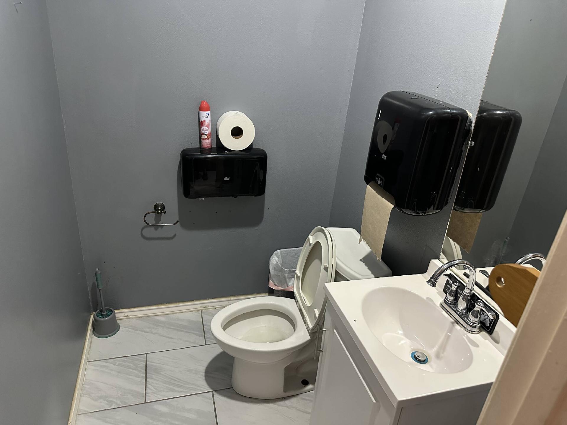 806 East Gravis Property Photo 12