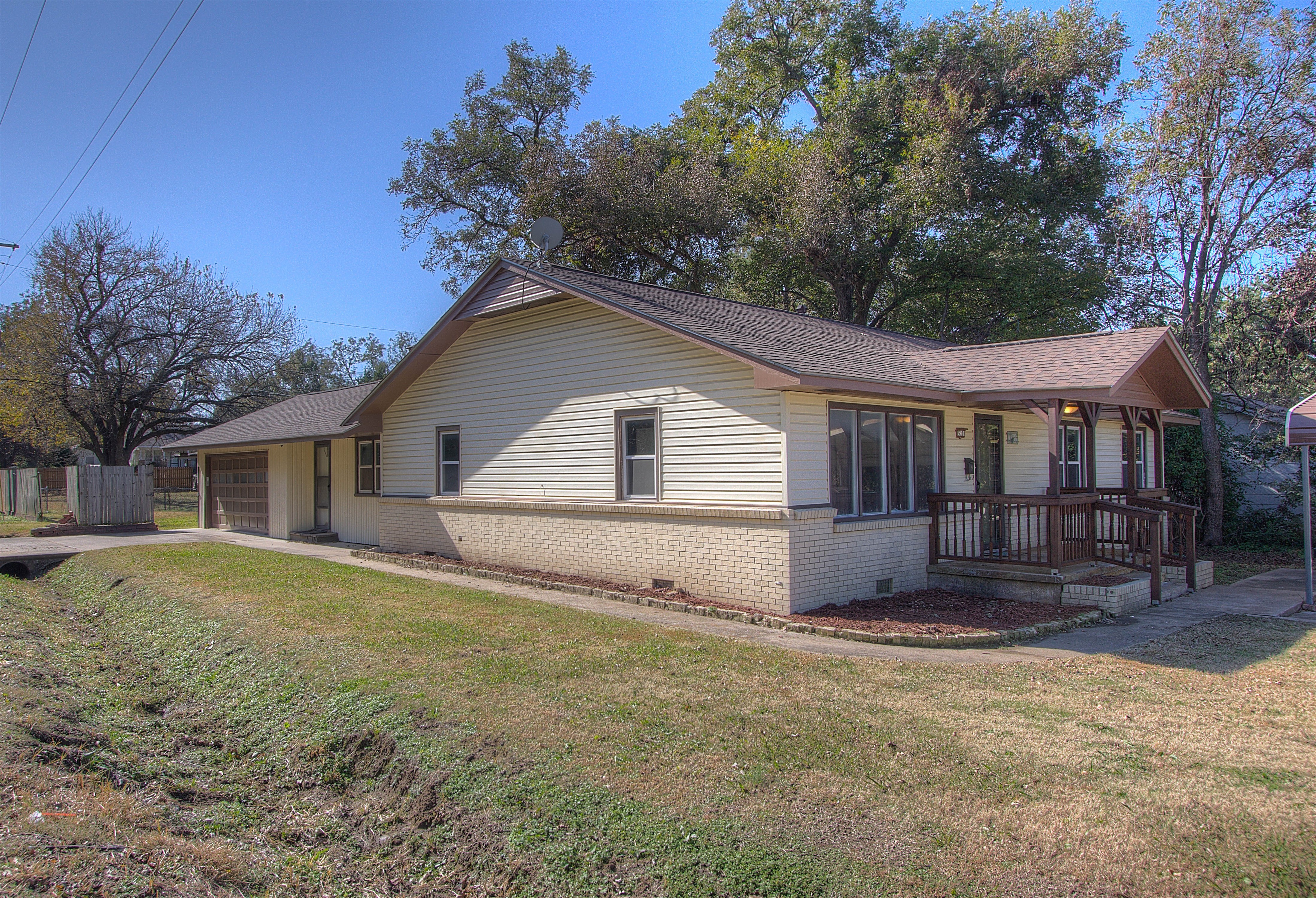 520 E 19th Street Property Photo 1