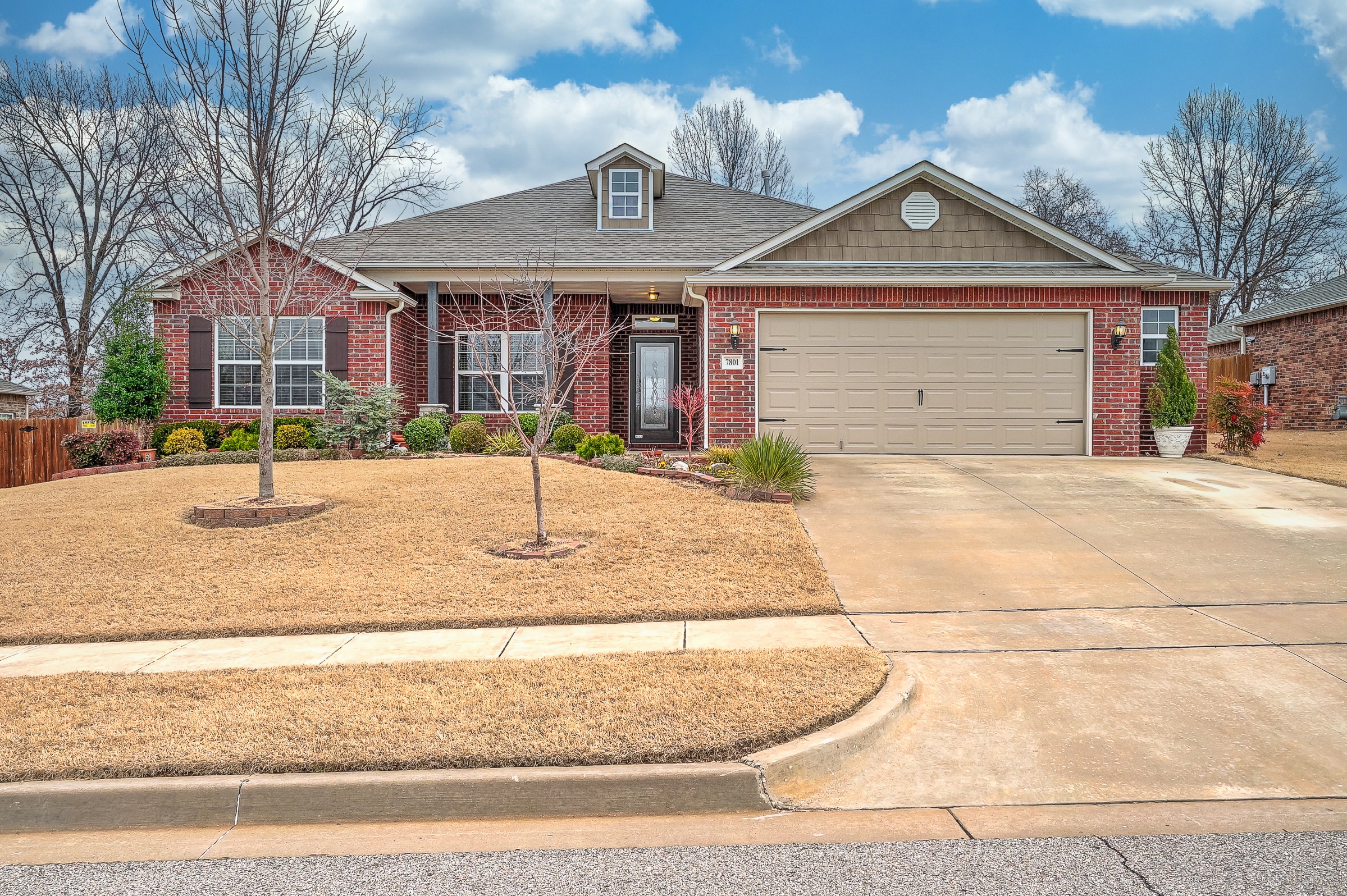 7801 S Dogwood Avenue Property Photo 1
