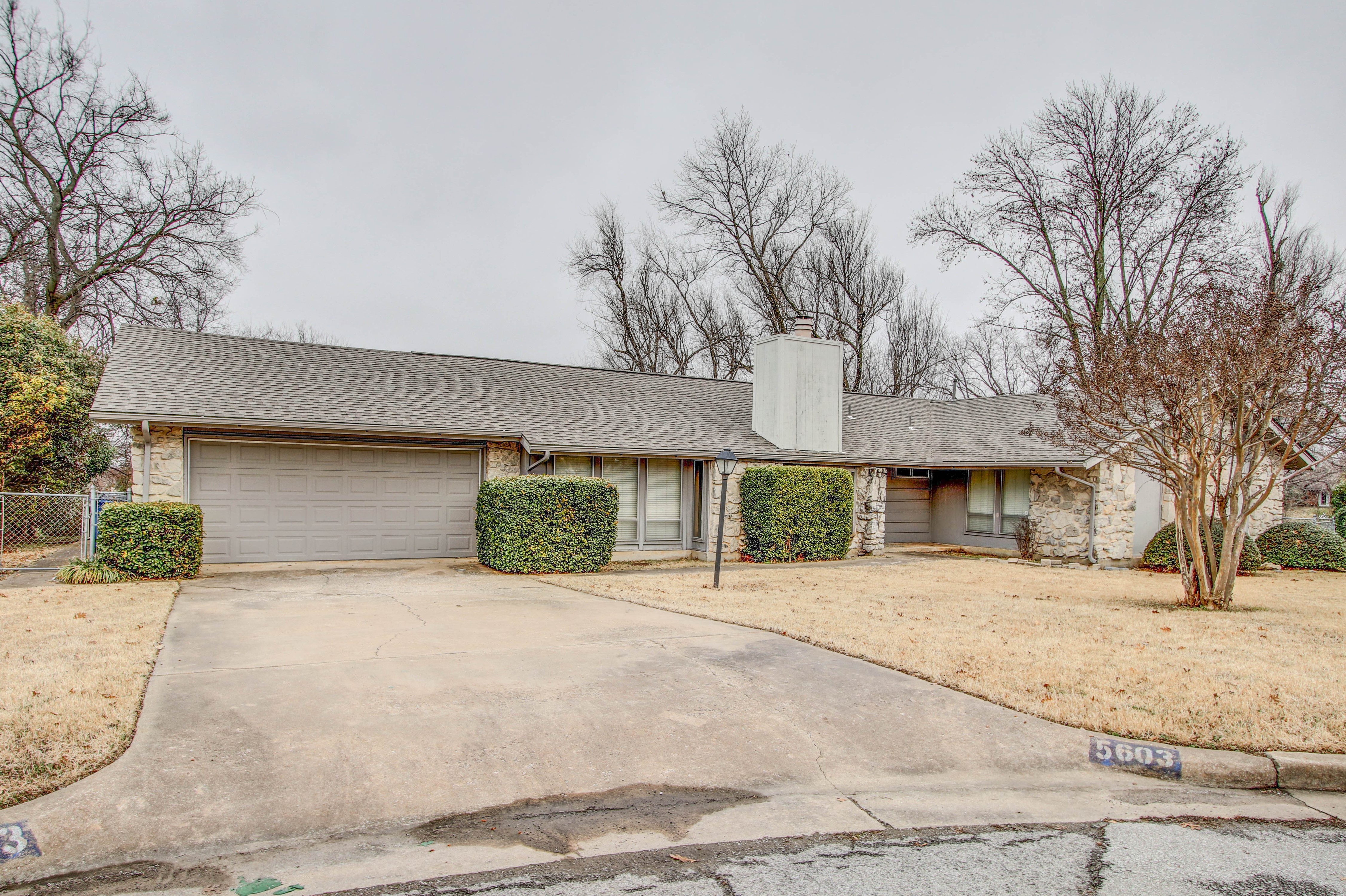 5603 S 84th Avenue Property Photo 1
