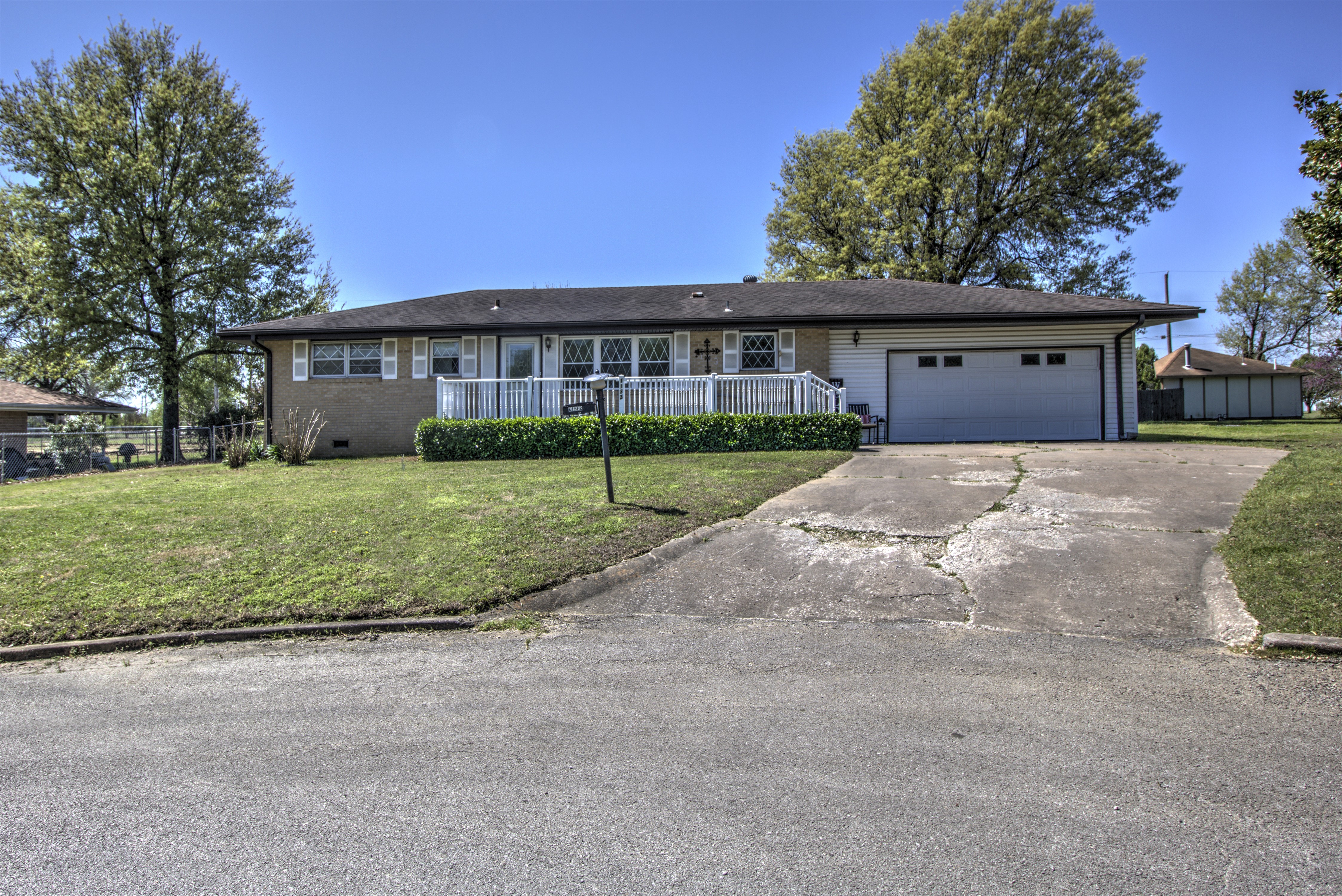 1133 W Shawnee Avenue Property Photo 1