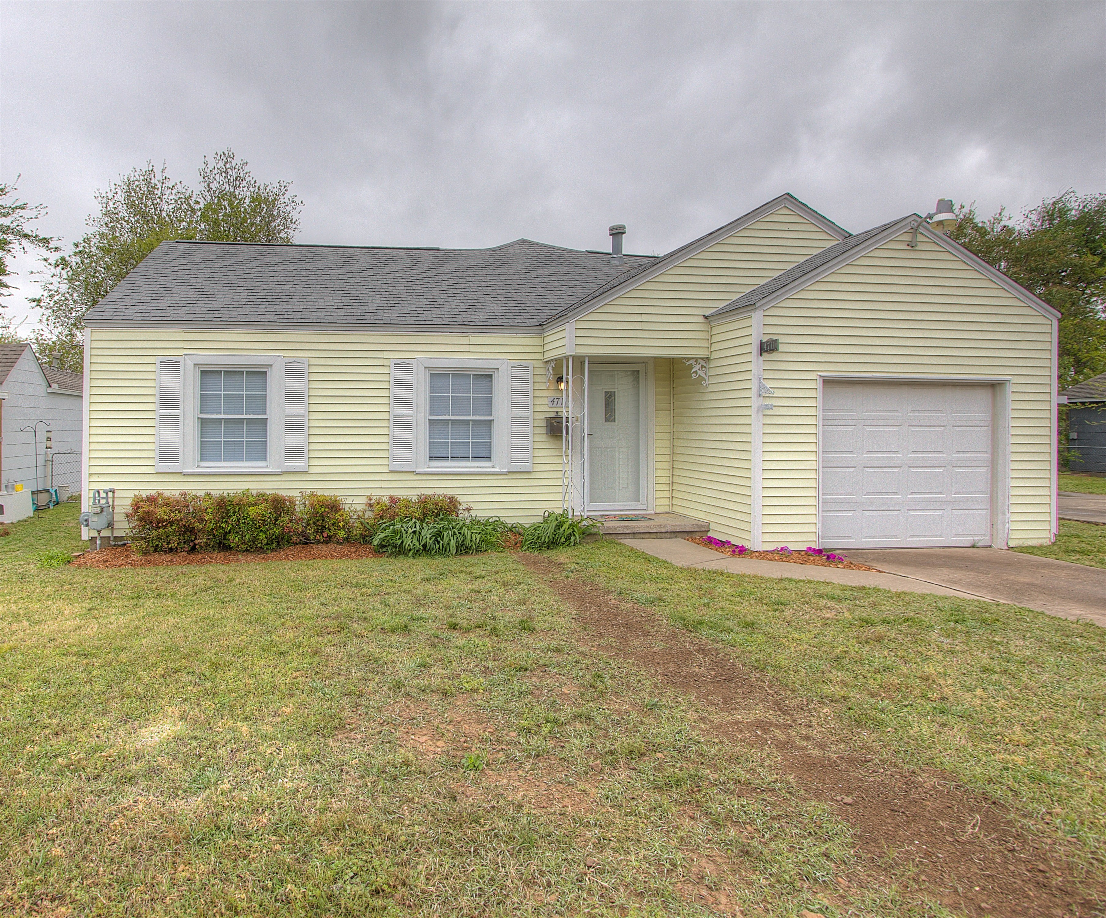 4711 E 4th Place Property Photo 1