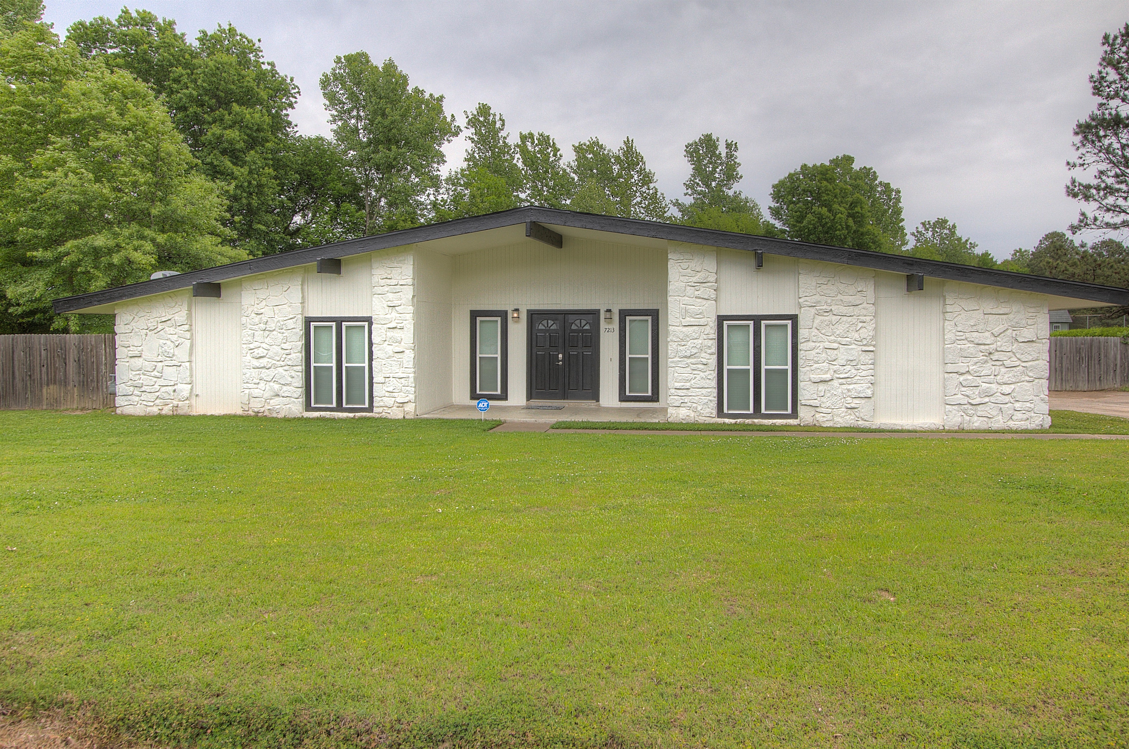 7213 S Dennis Boulevard Property Photo 1