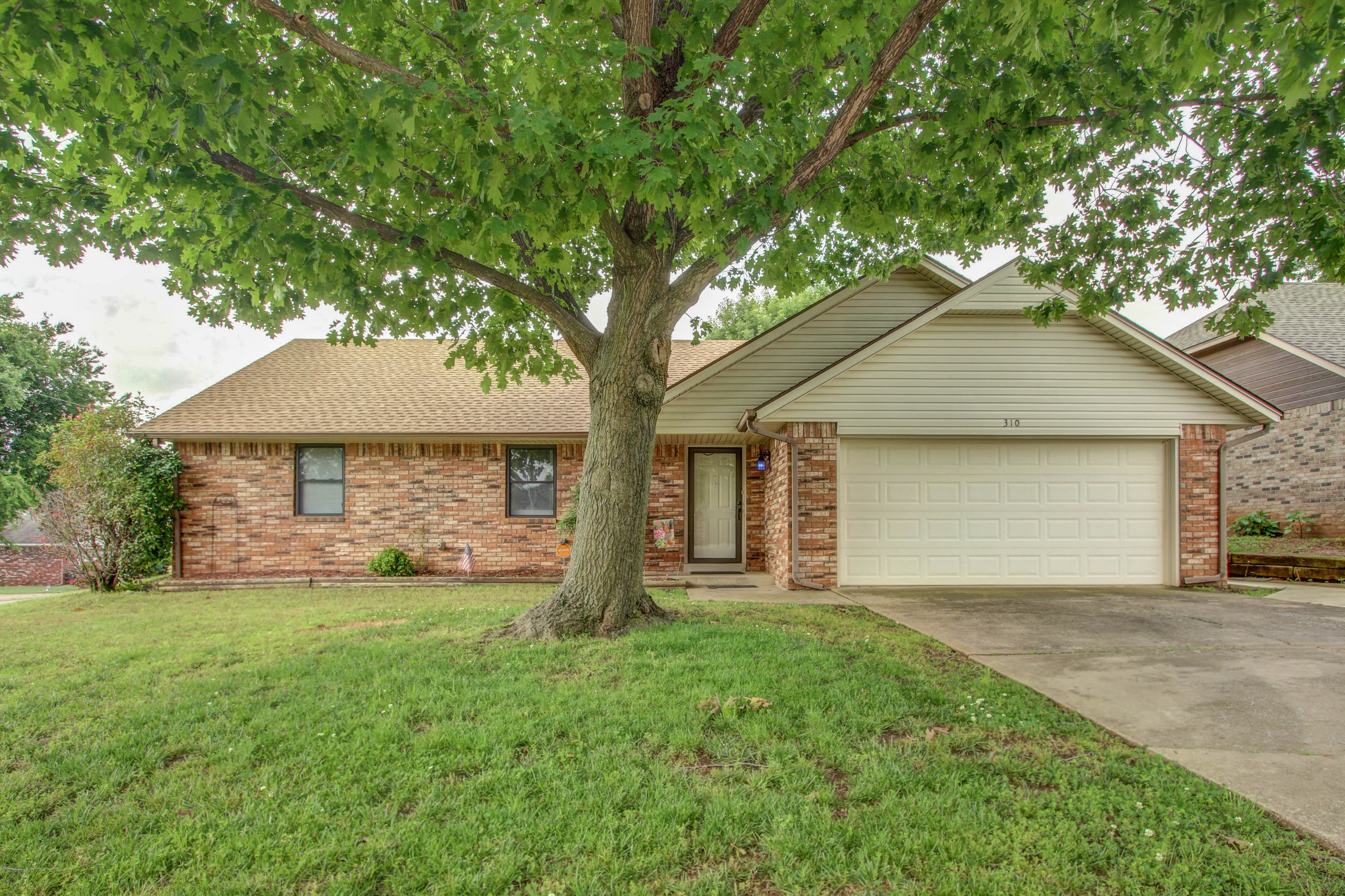 310 W 46th Street Property Photo 1