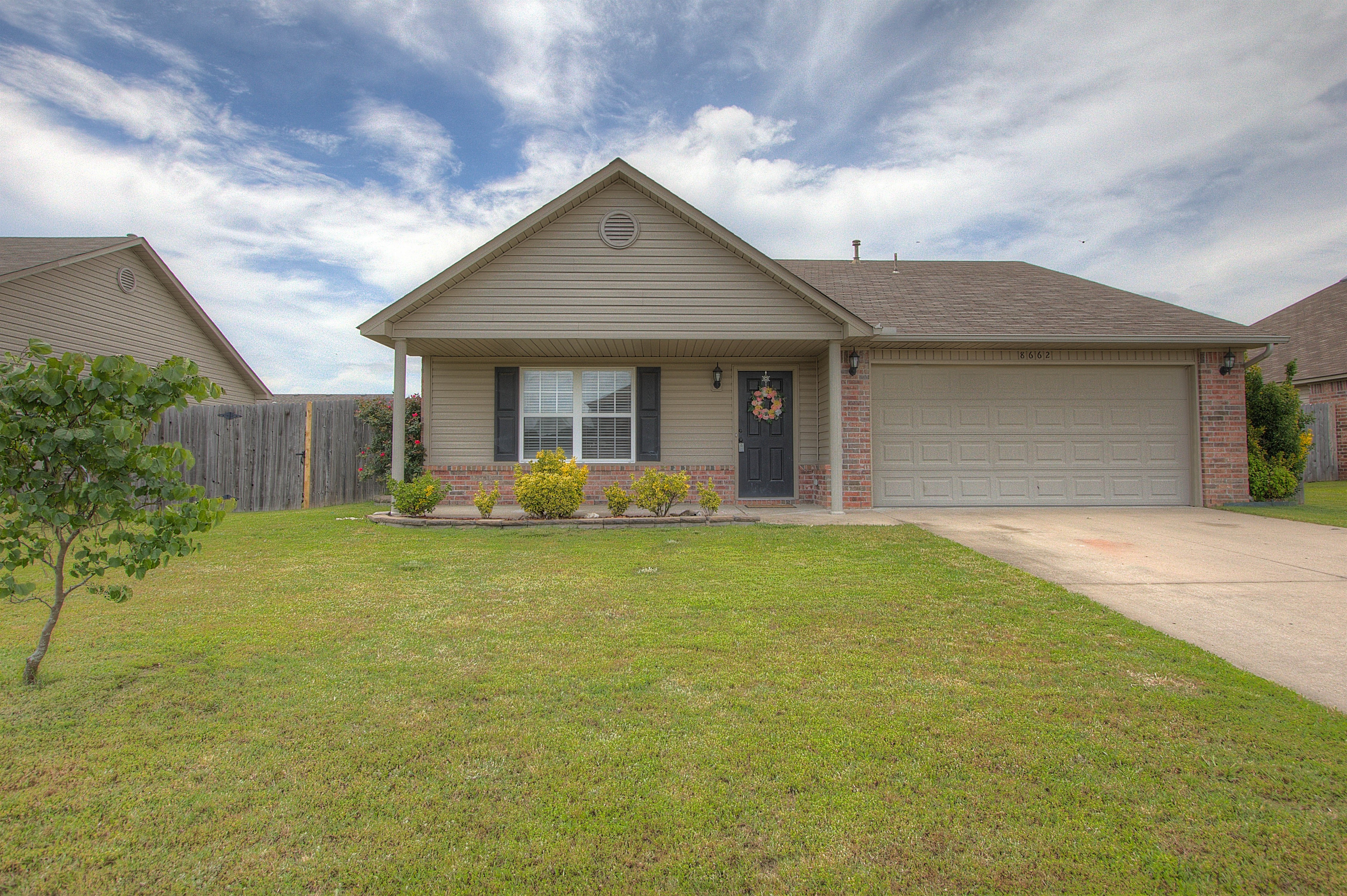 8662 S 262nd Street Property Photo 1