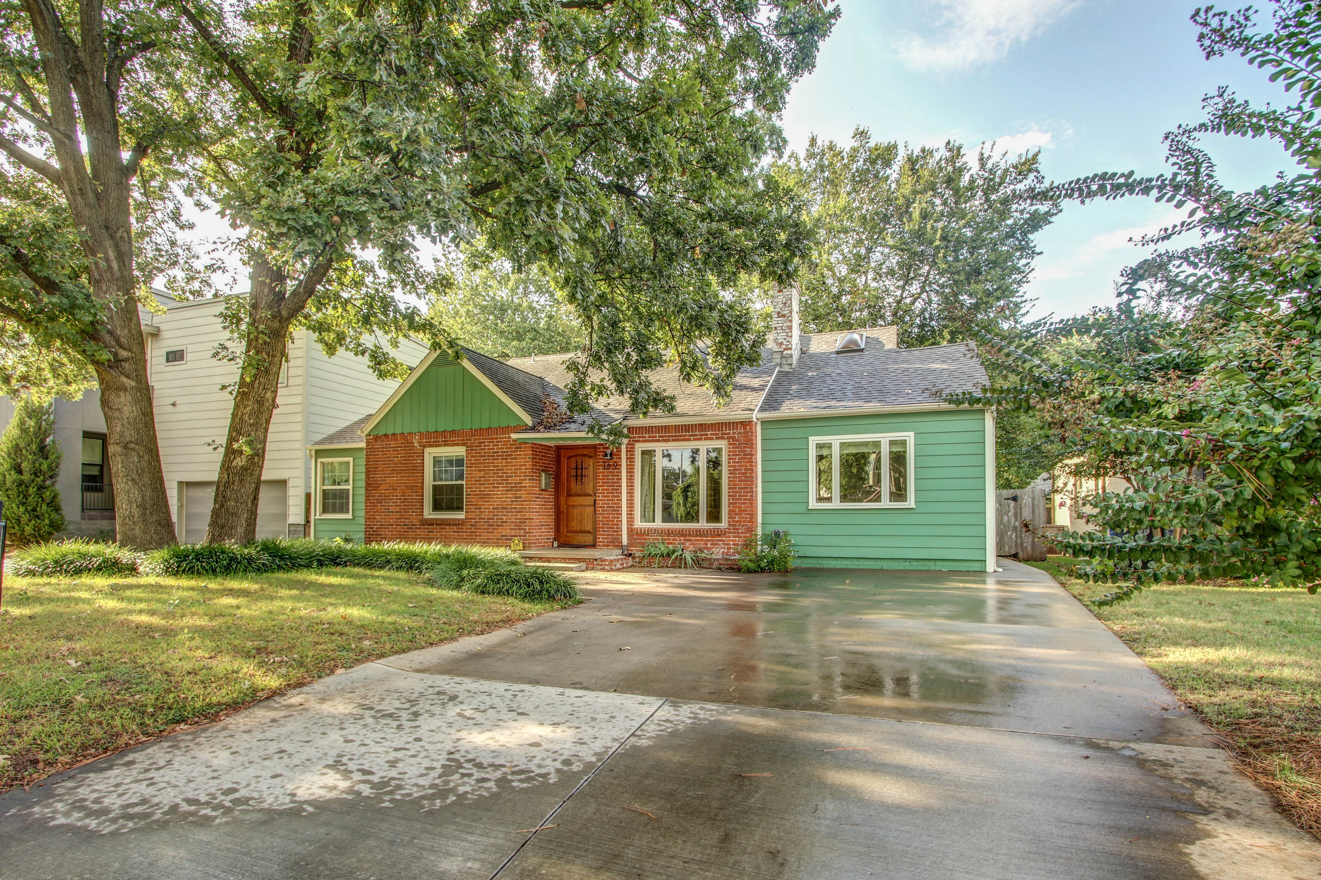169 E 29th Place Property Photo 1