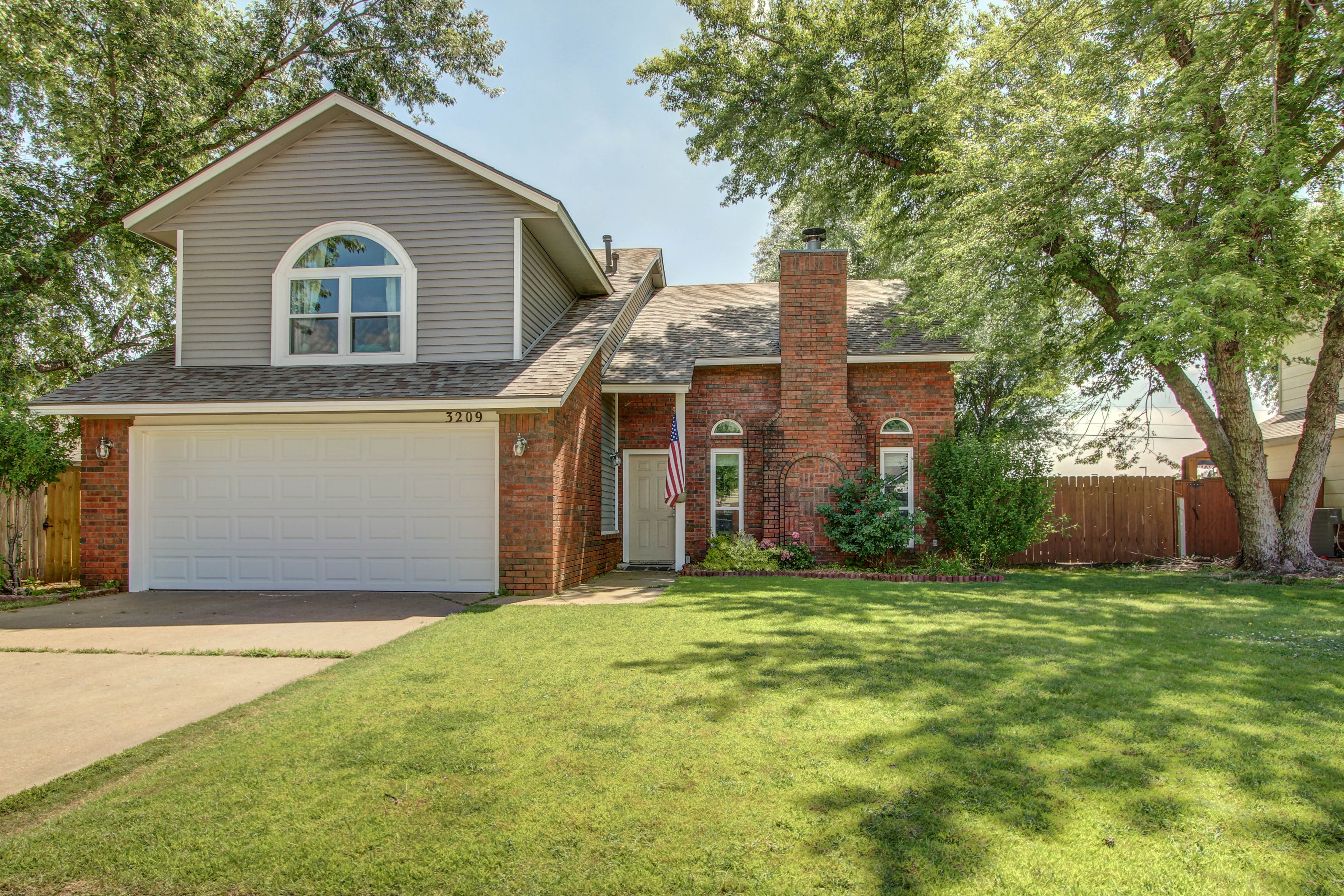 3209 N 8th Place Property Photo 1