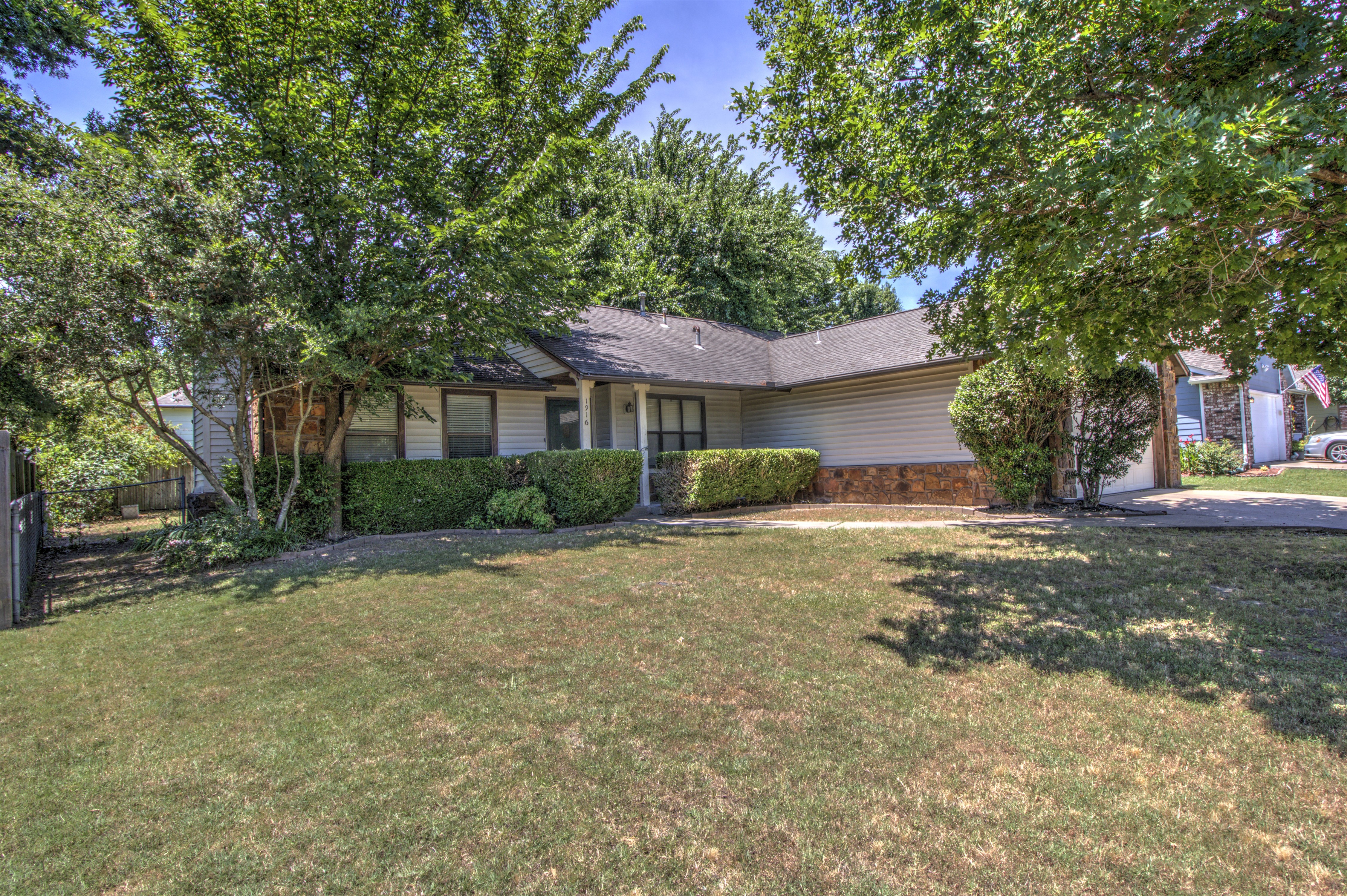 1916 S Yellowood Avenue Property Photo 1