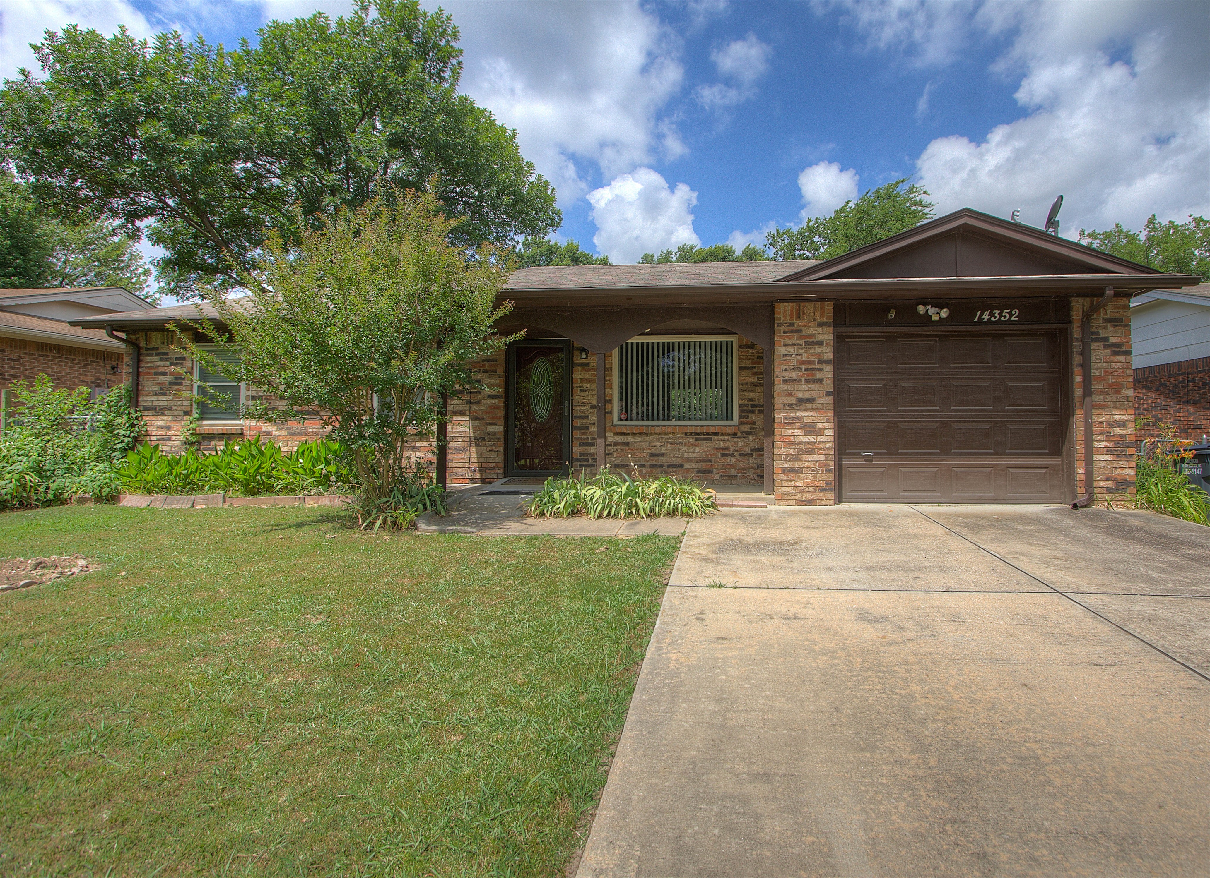 14352 S Dogwood Street Property Photo 1