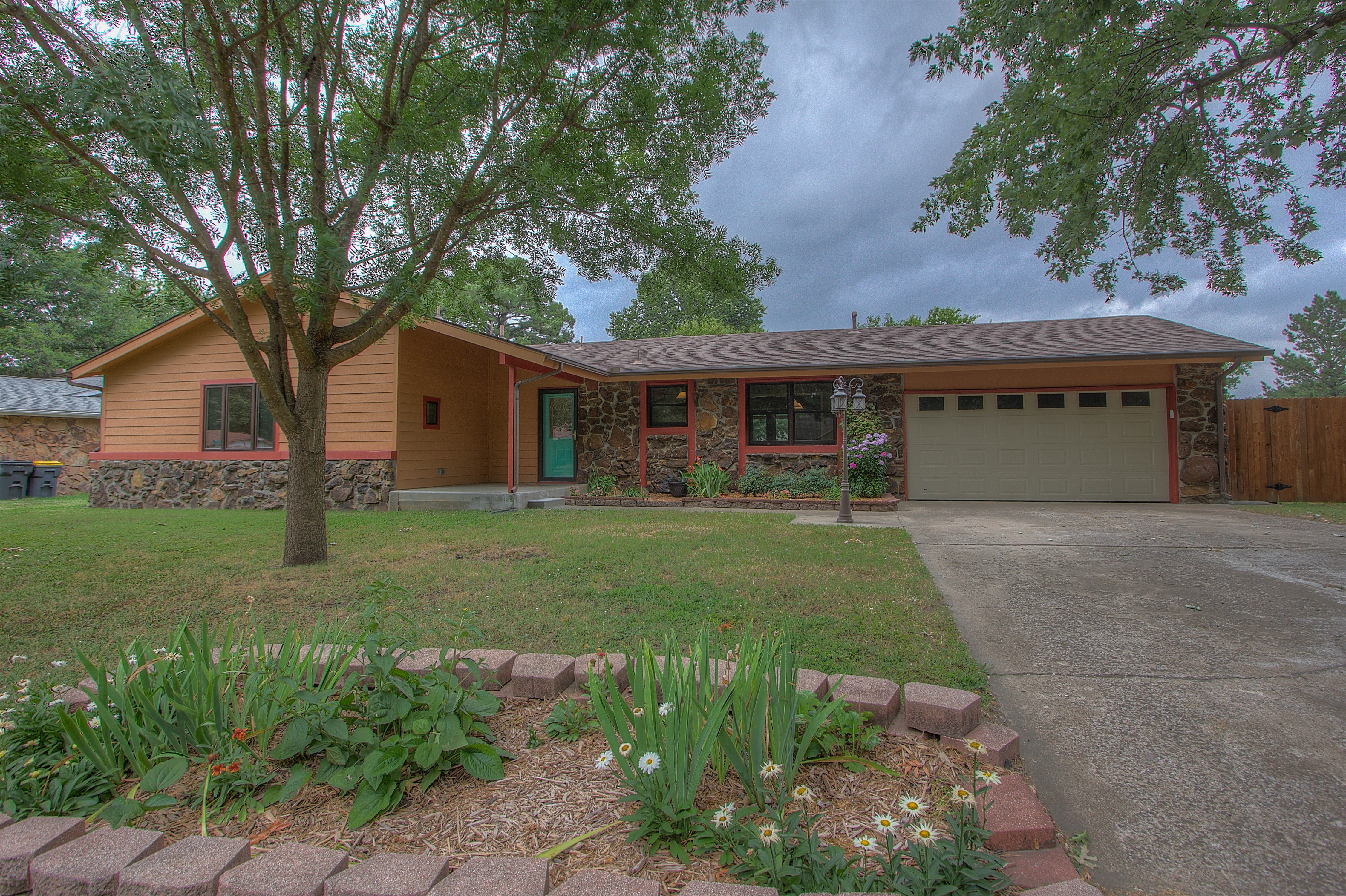 329 E Glenpool Boulevard Property Photo 1