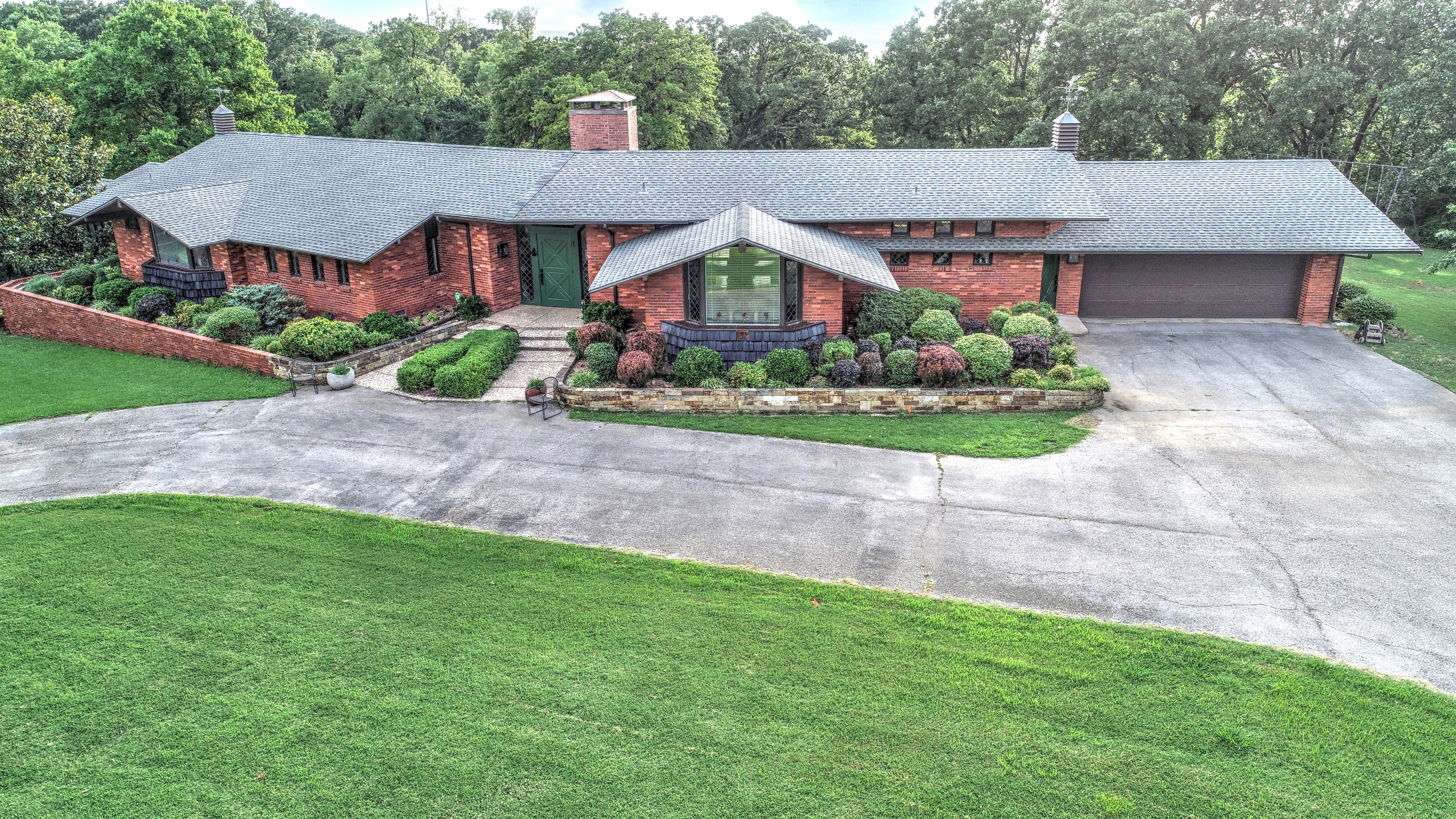 1525 Whiteway Court Property Photo 1