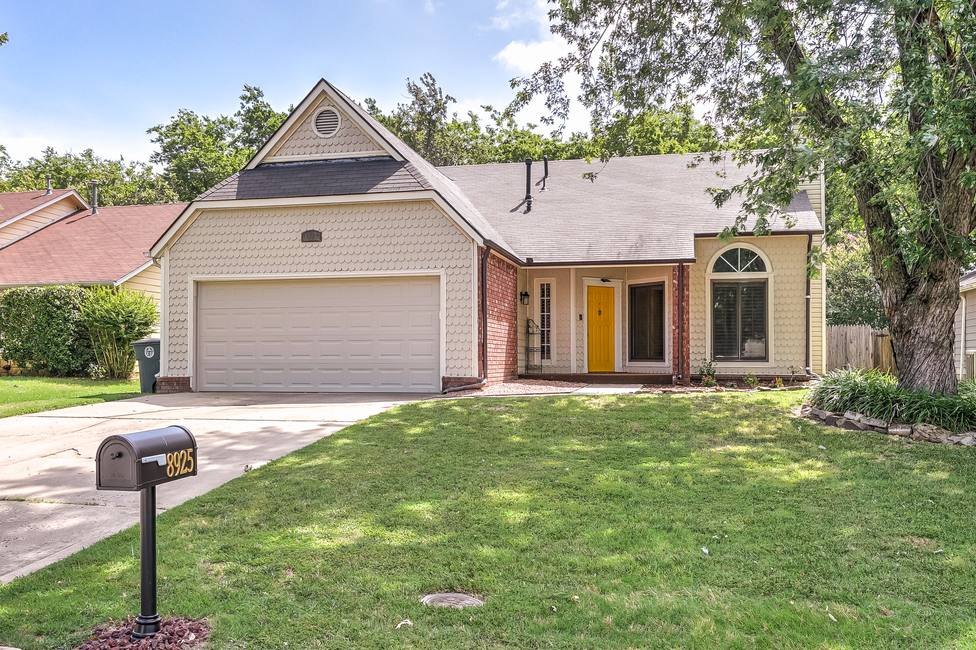 8925 S 77th Place Property Photo 1