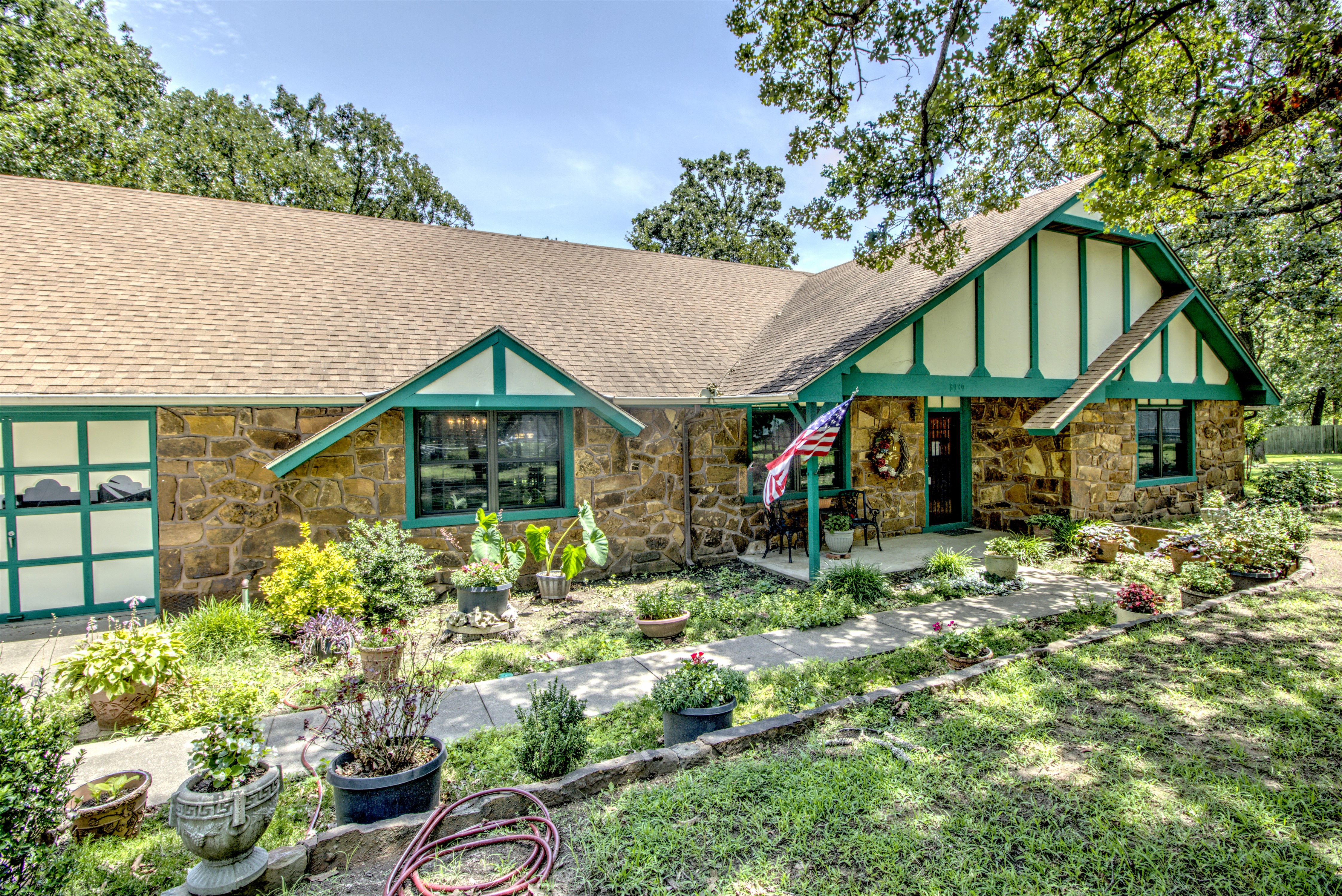 8939 N Crestwood Drive Property Photo 1