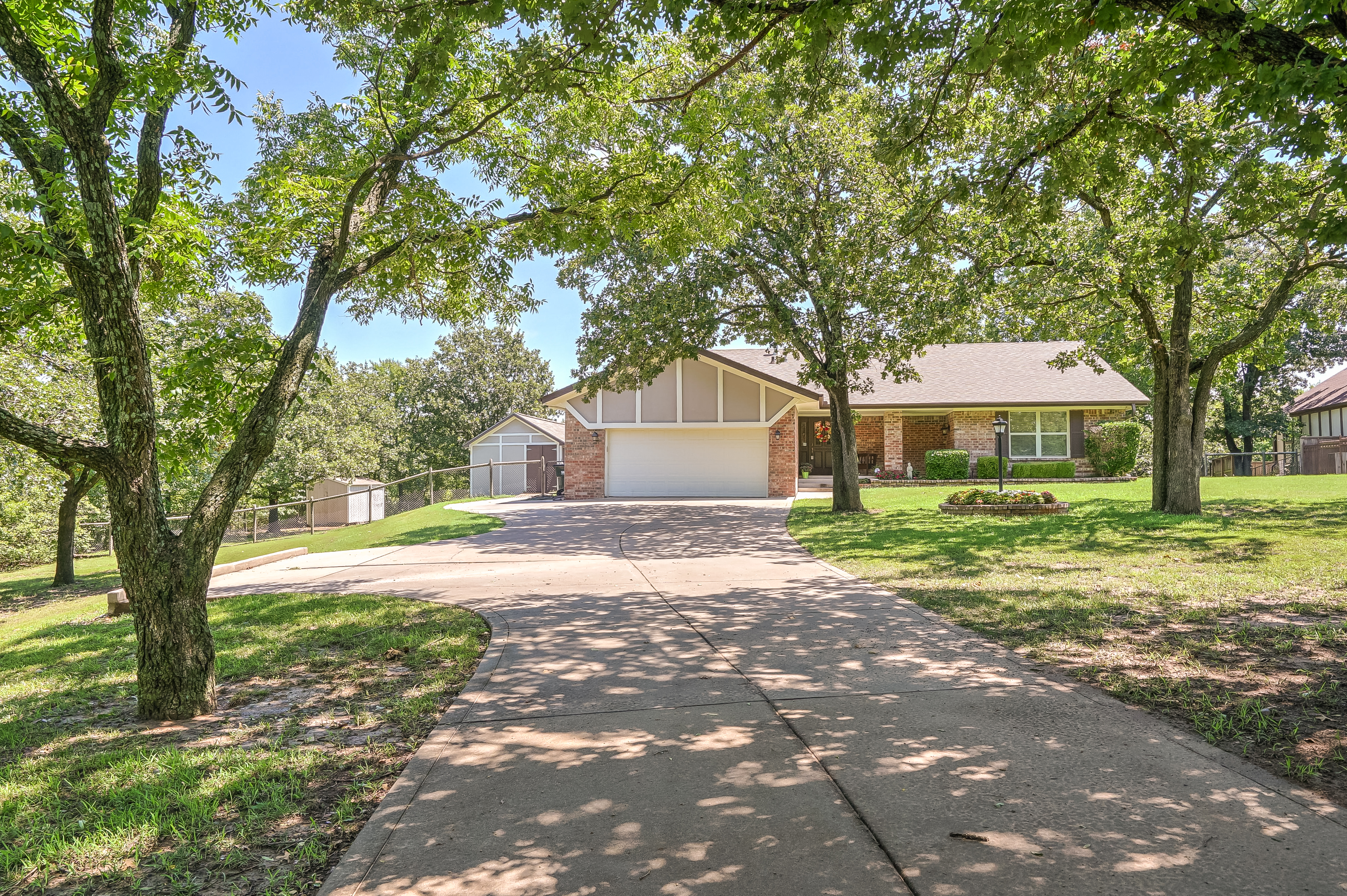 2409 Thunderbird Lane Property Photo 1