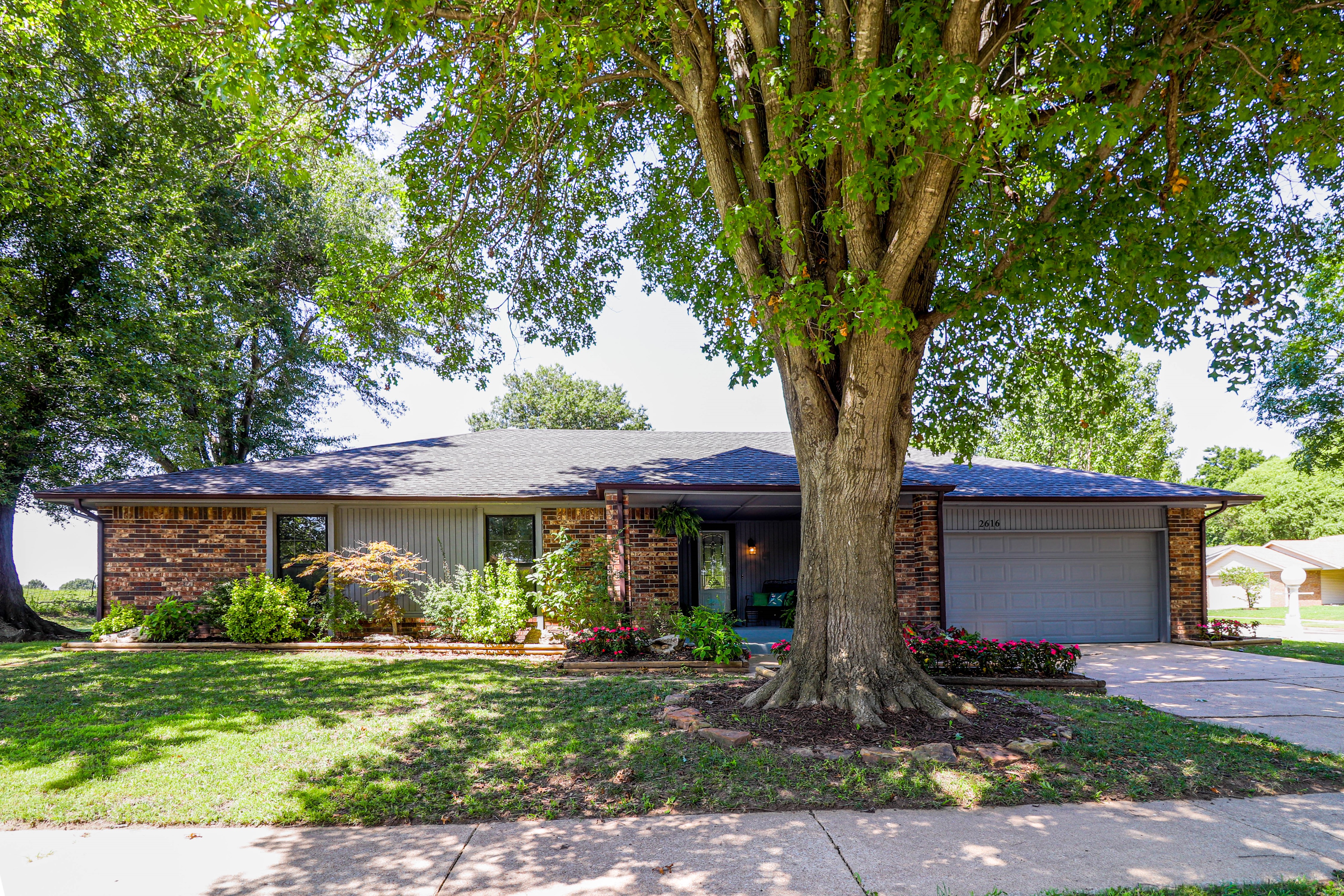 2616 E Knoxville Street Property Photo 1