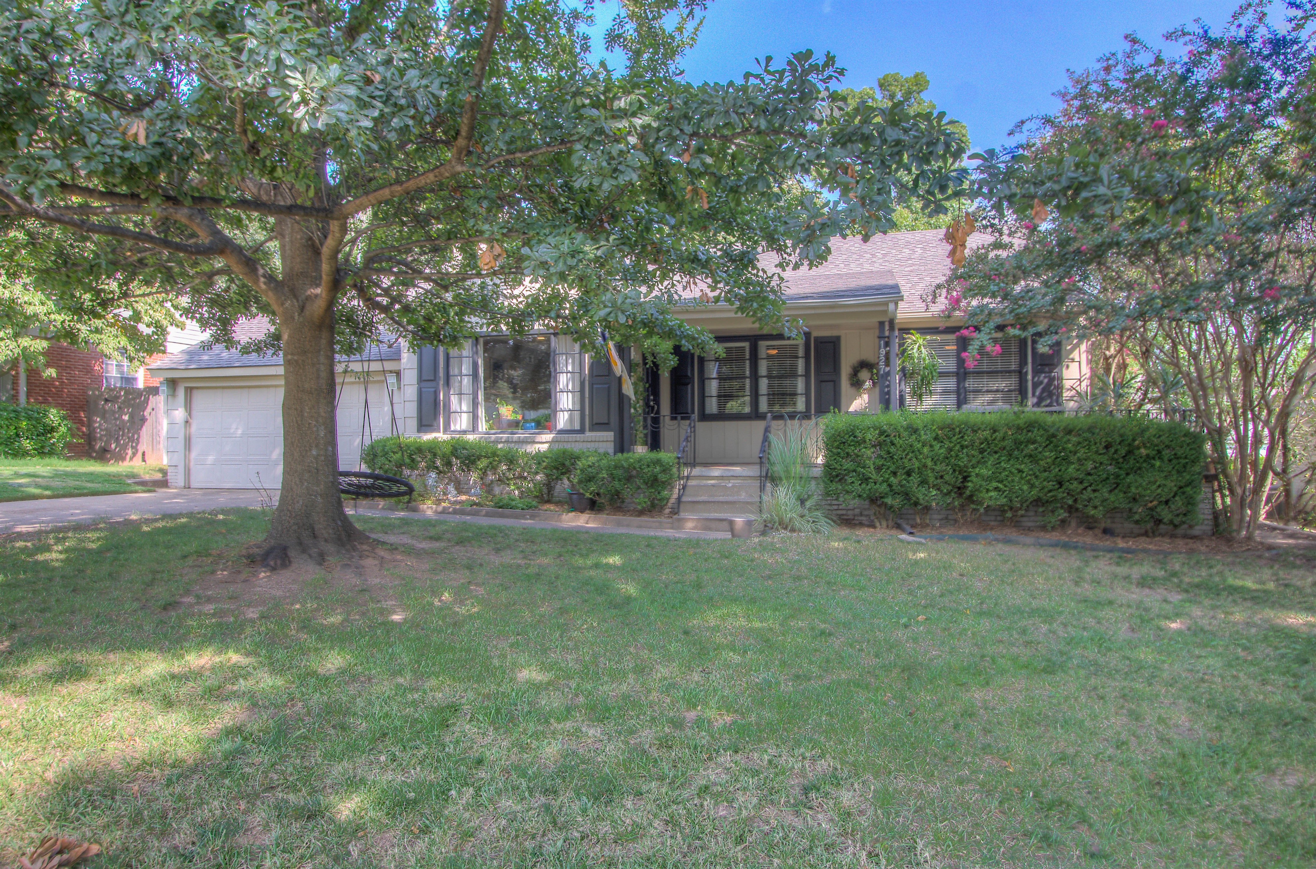 1927 E 33rd Place Property Photo 1