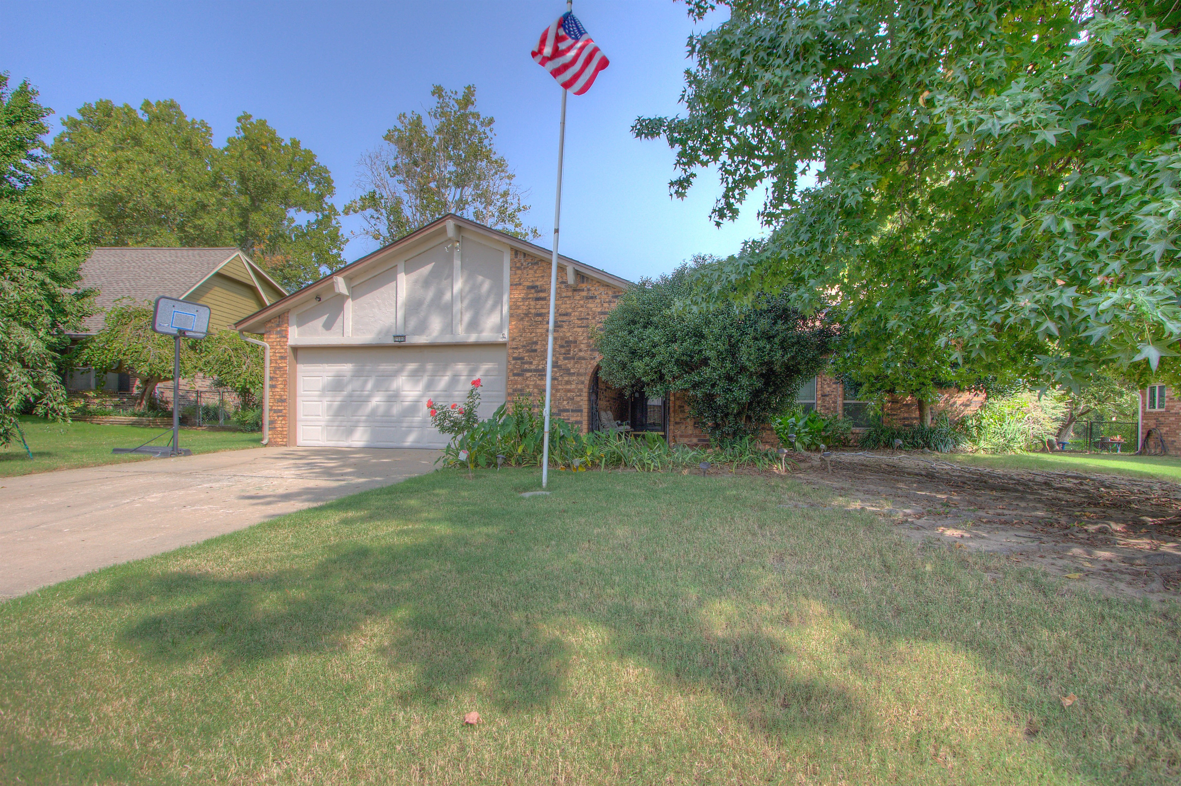 2500 W Fort Worth Street Property Photo 1