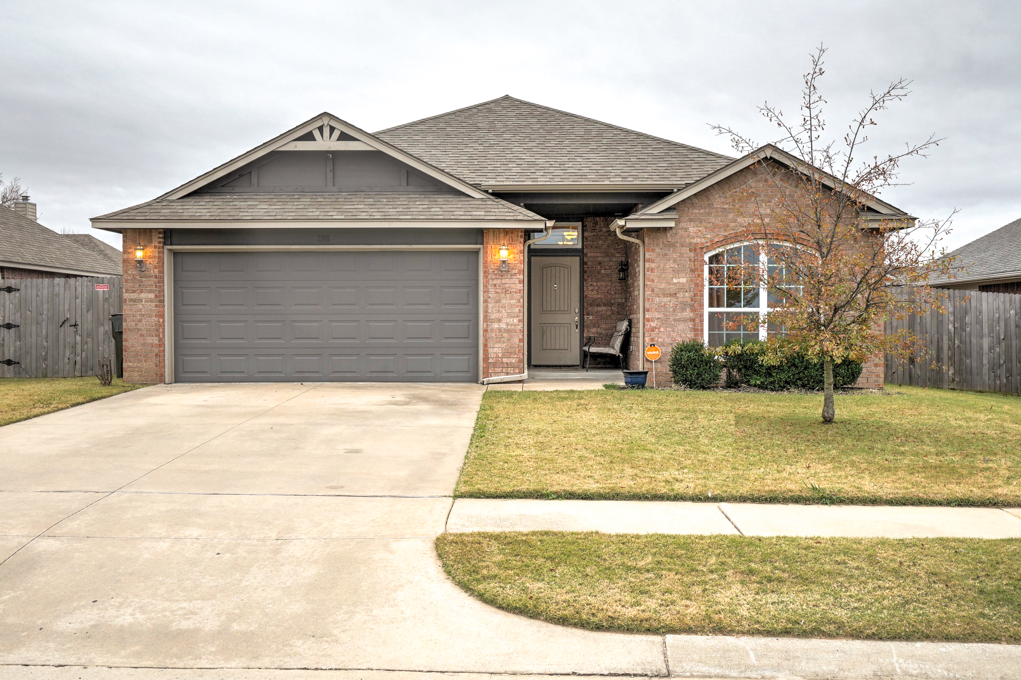 206 E Dillon Drive Property Photo 1