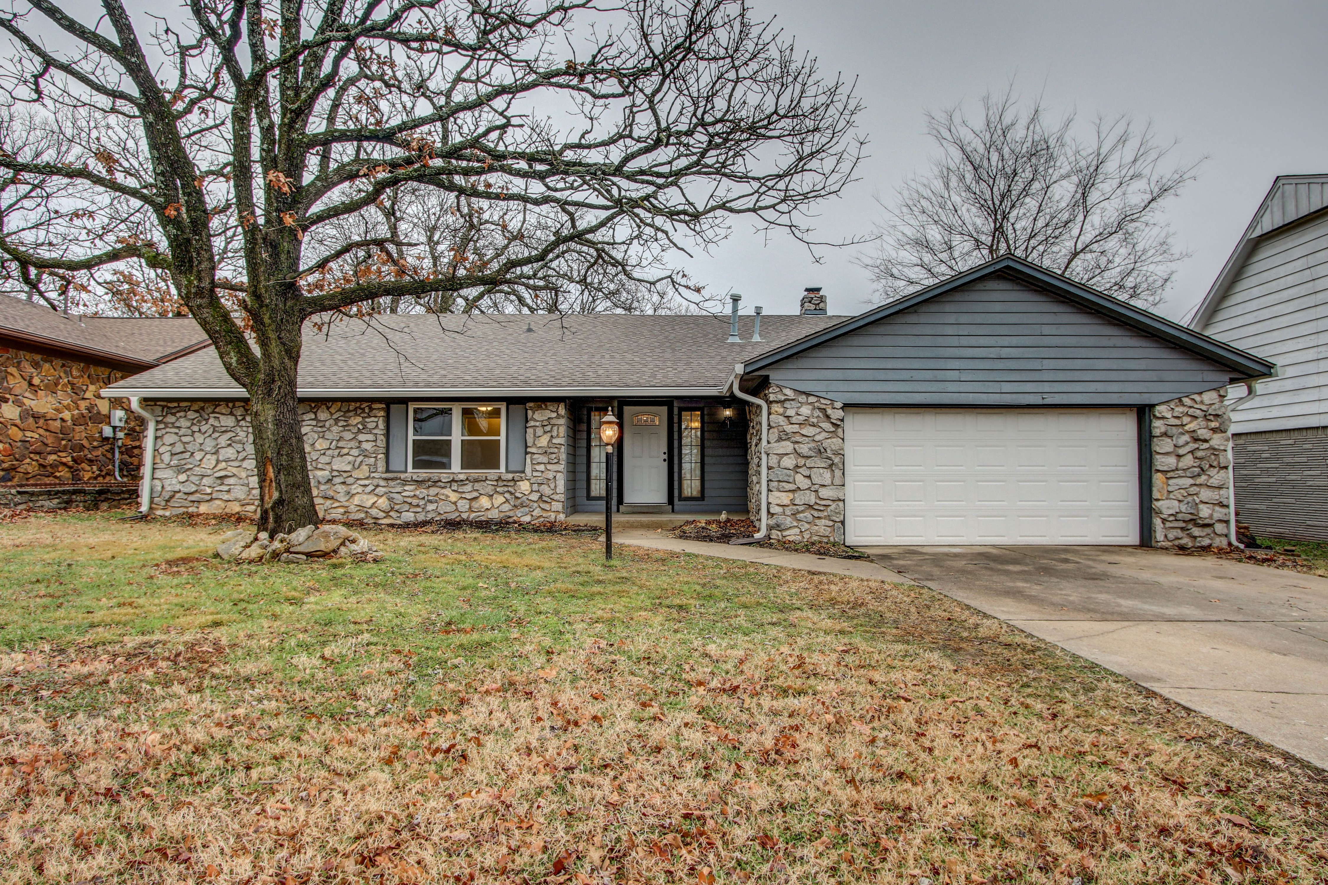 504 W 32nd Place Property Photo 1