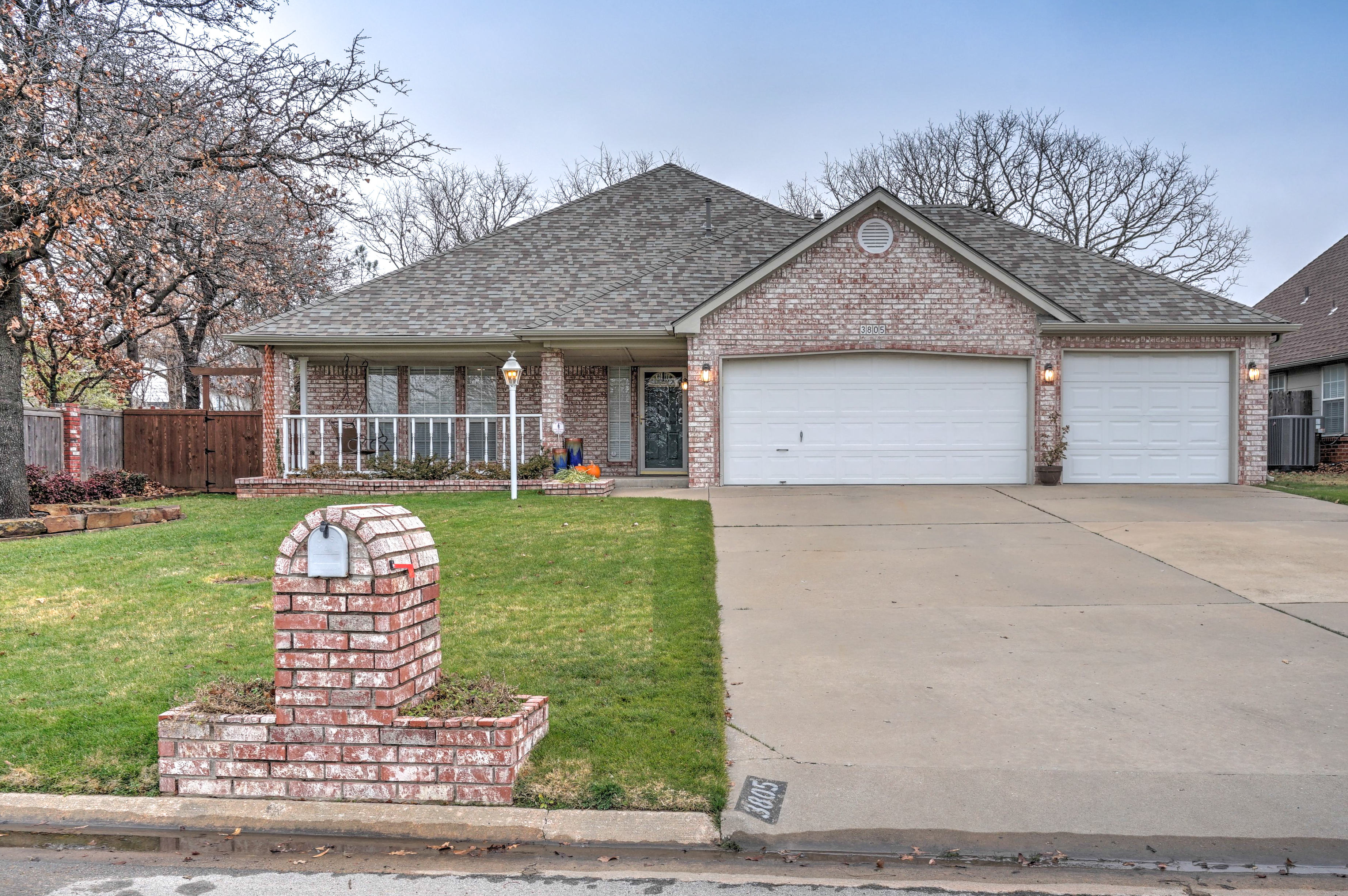 3805 S Rolling Oaks Drive Property Photo 1