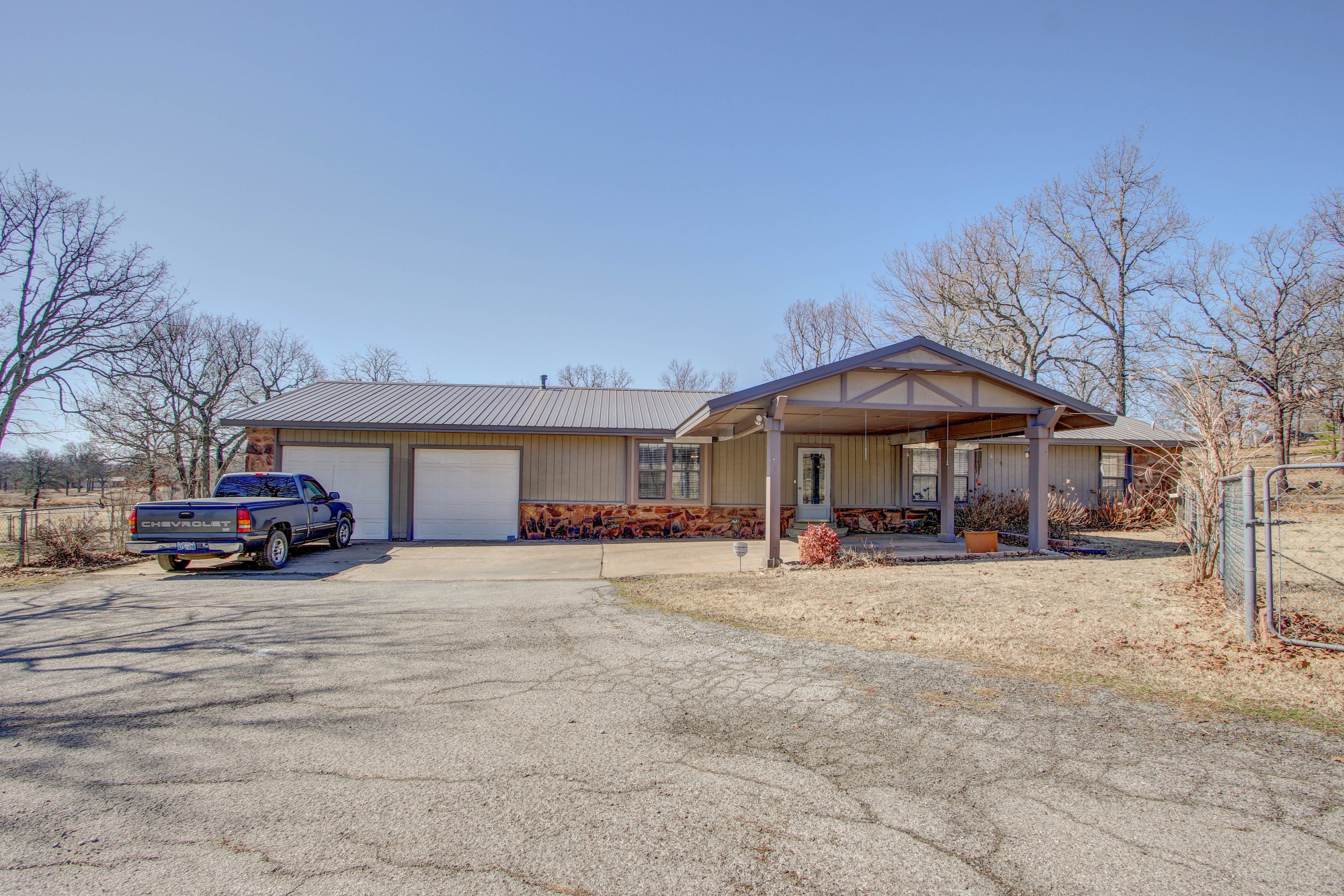 16138 S Maple Drive Property Photo 1