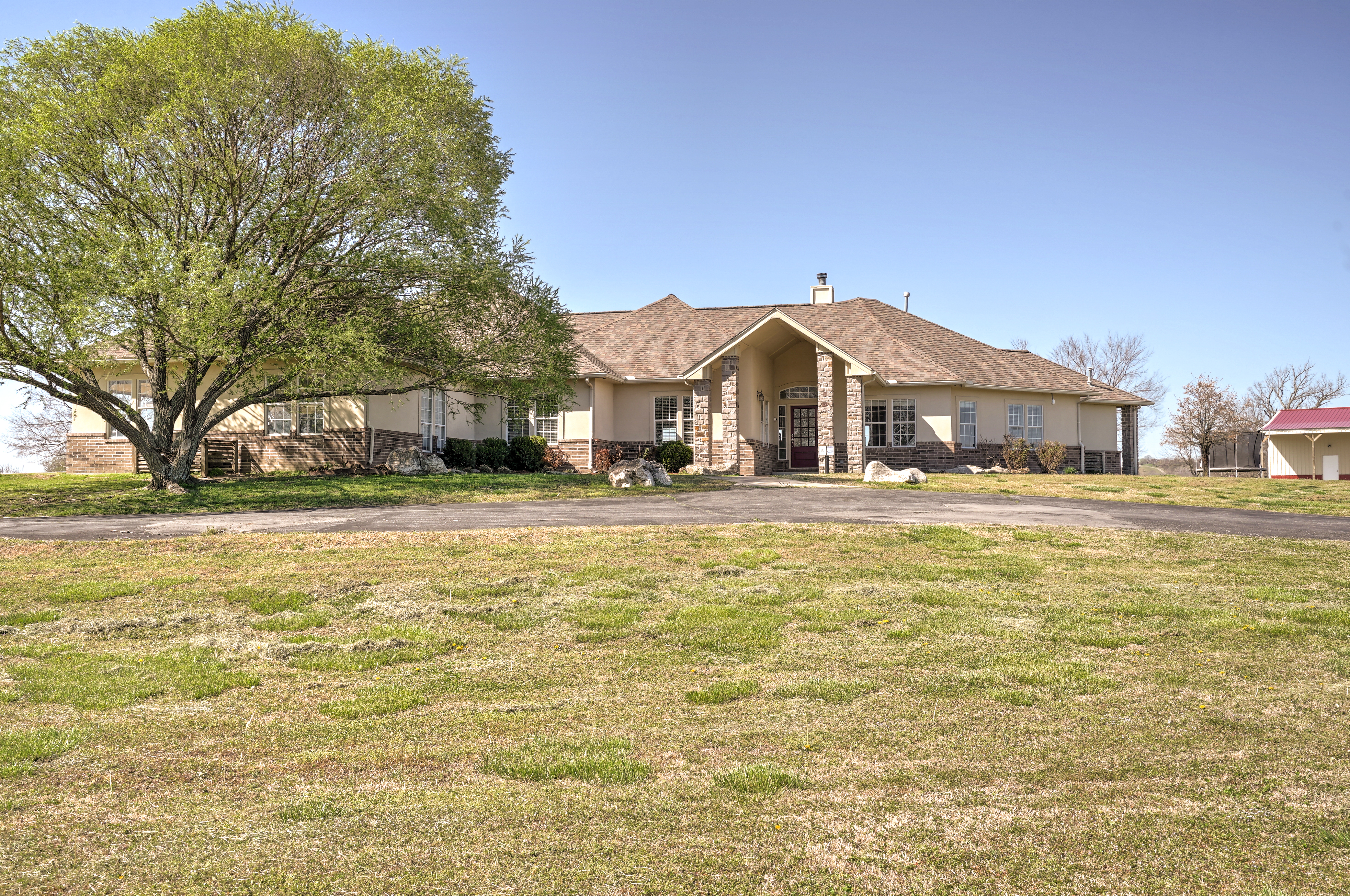 8102 Lakeview Drive Property Photo 1