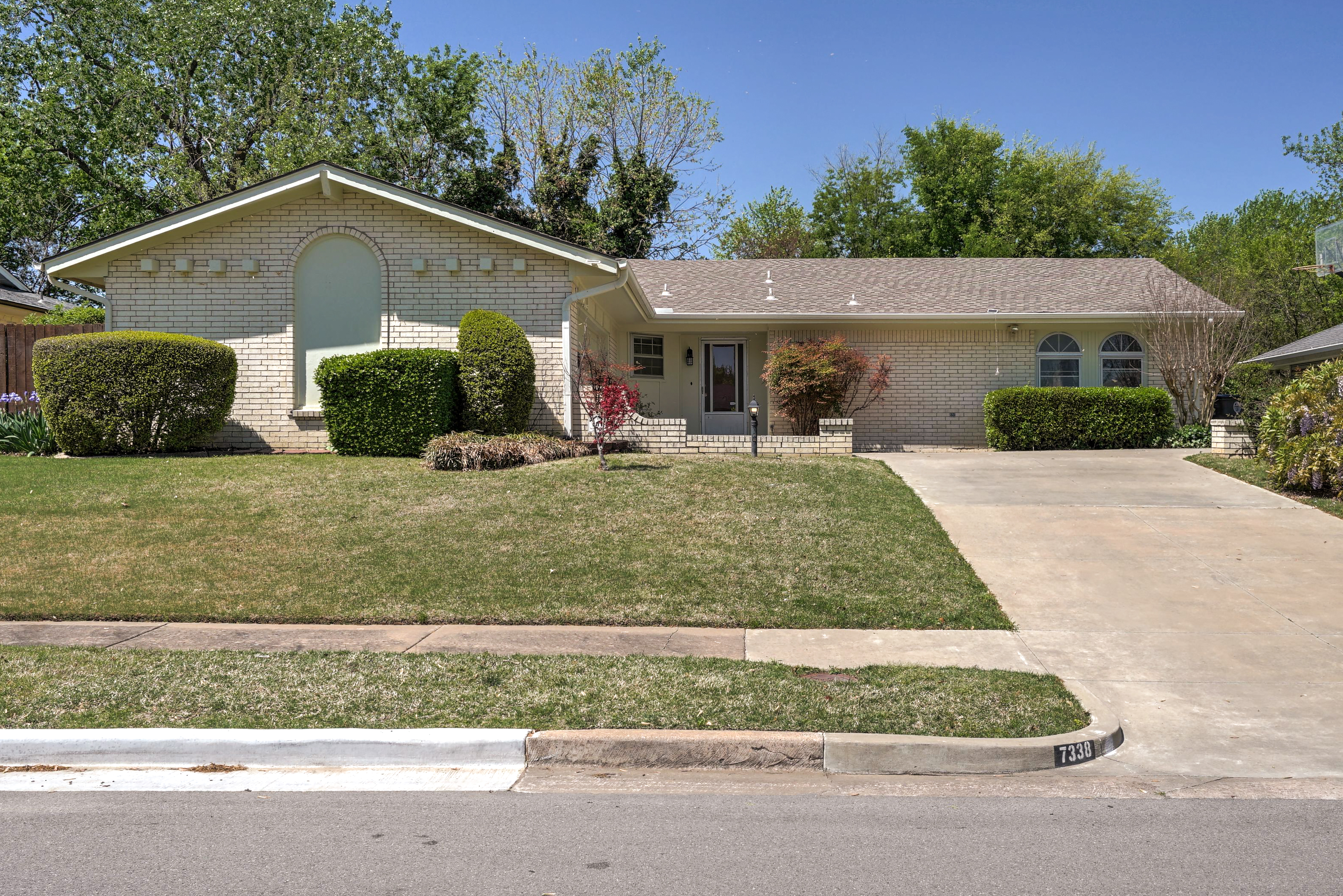 7338 S 69th Avenue Property Photo 1