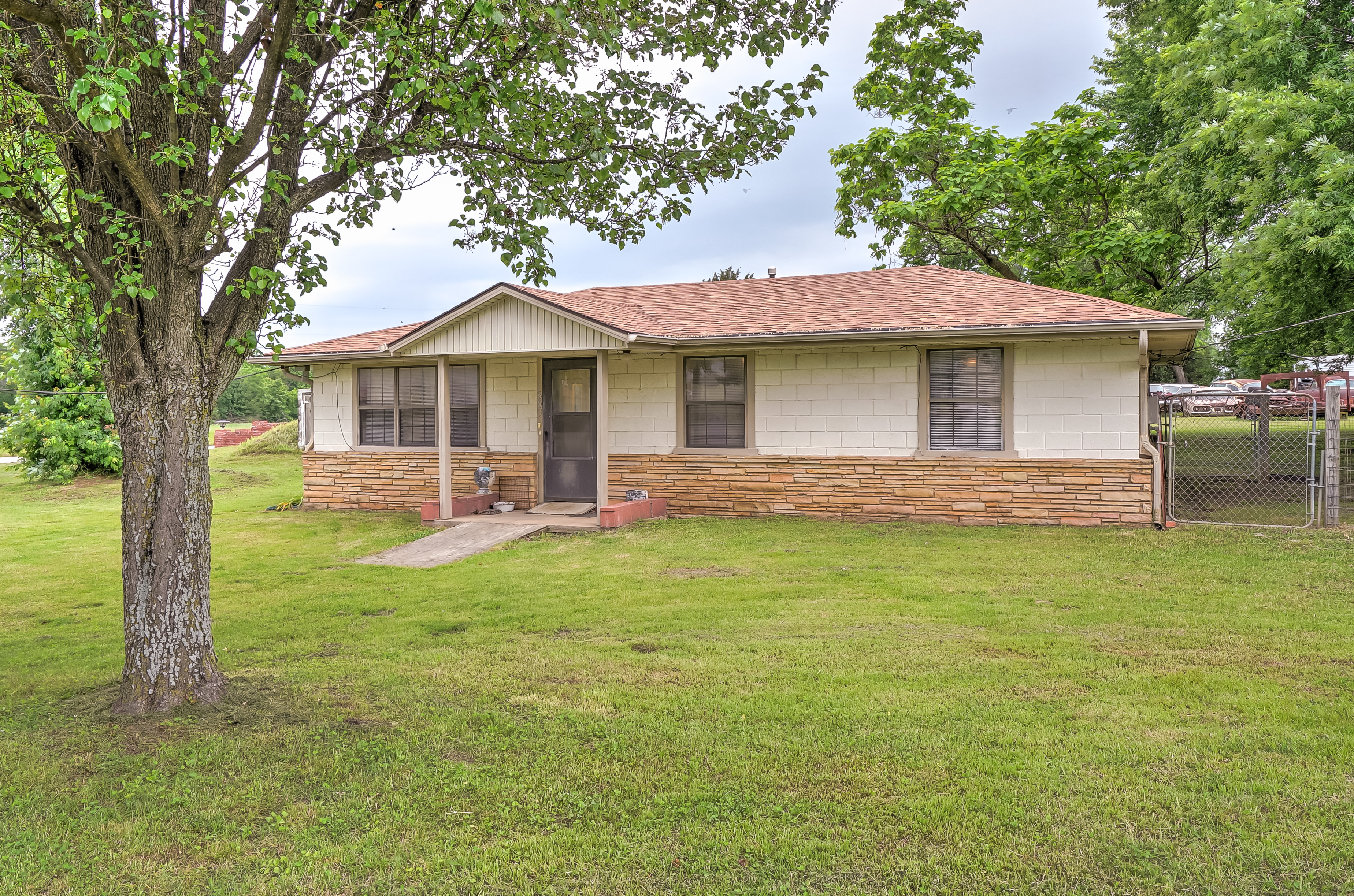 803 W Hale Avenue Property Photo 1