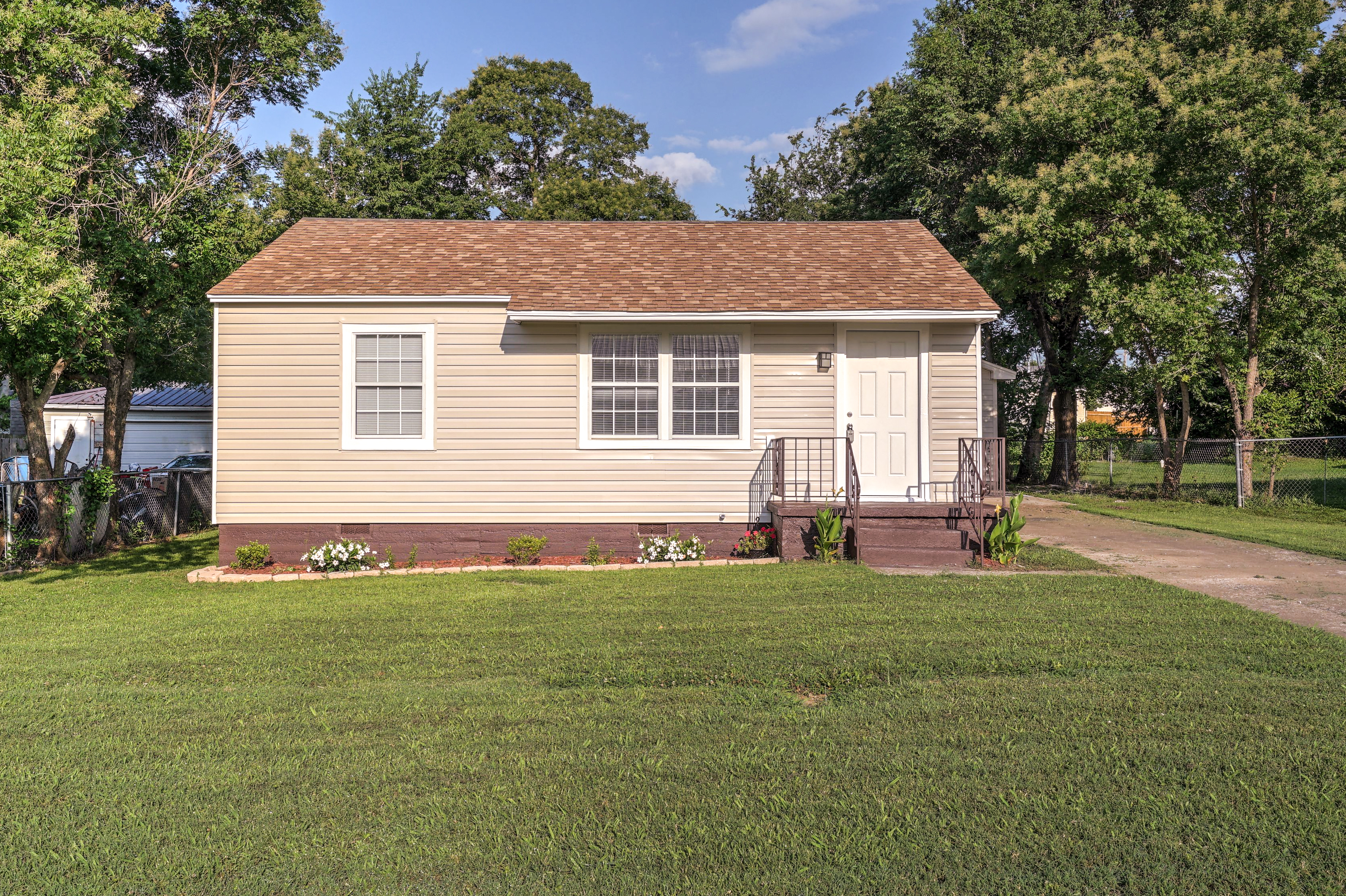 1426 N Knoxville Avenue Property Photo 1