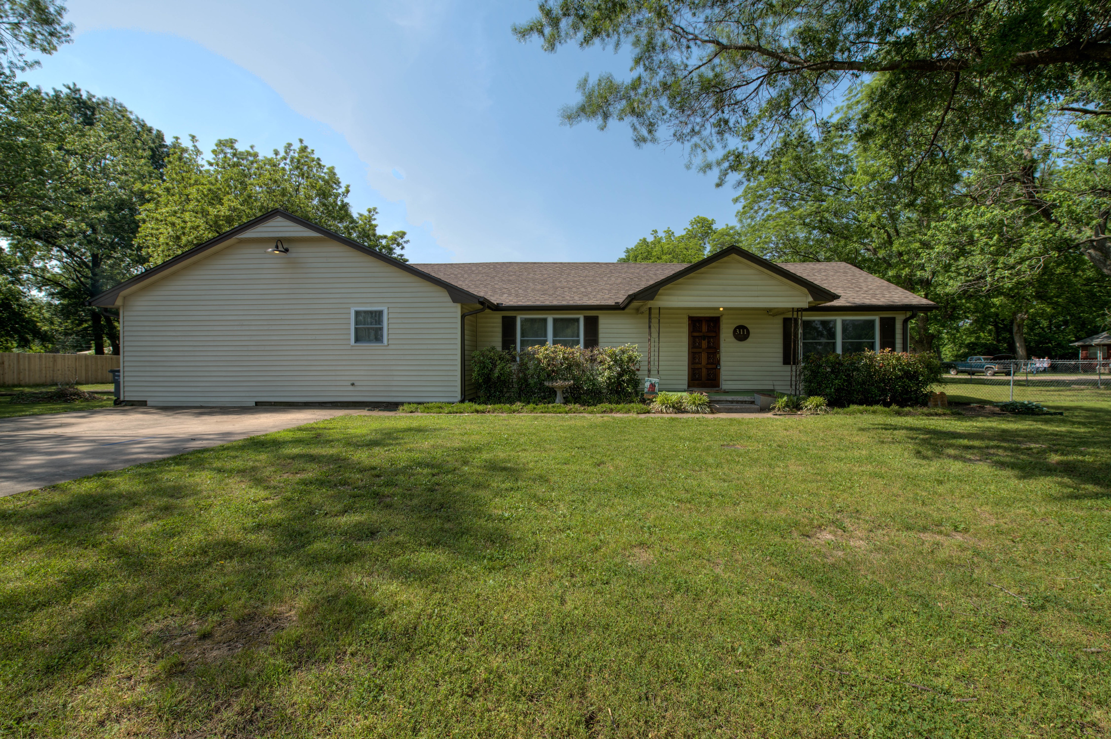 311 W Cowley Avenue Property Photo 1