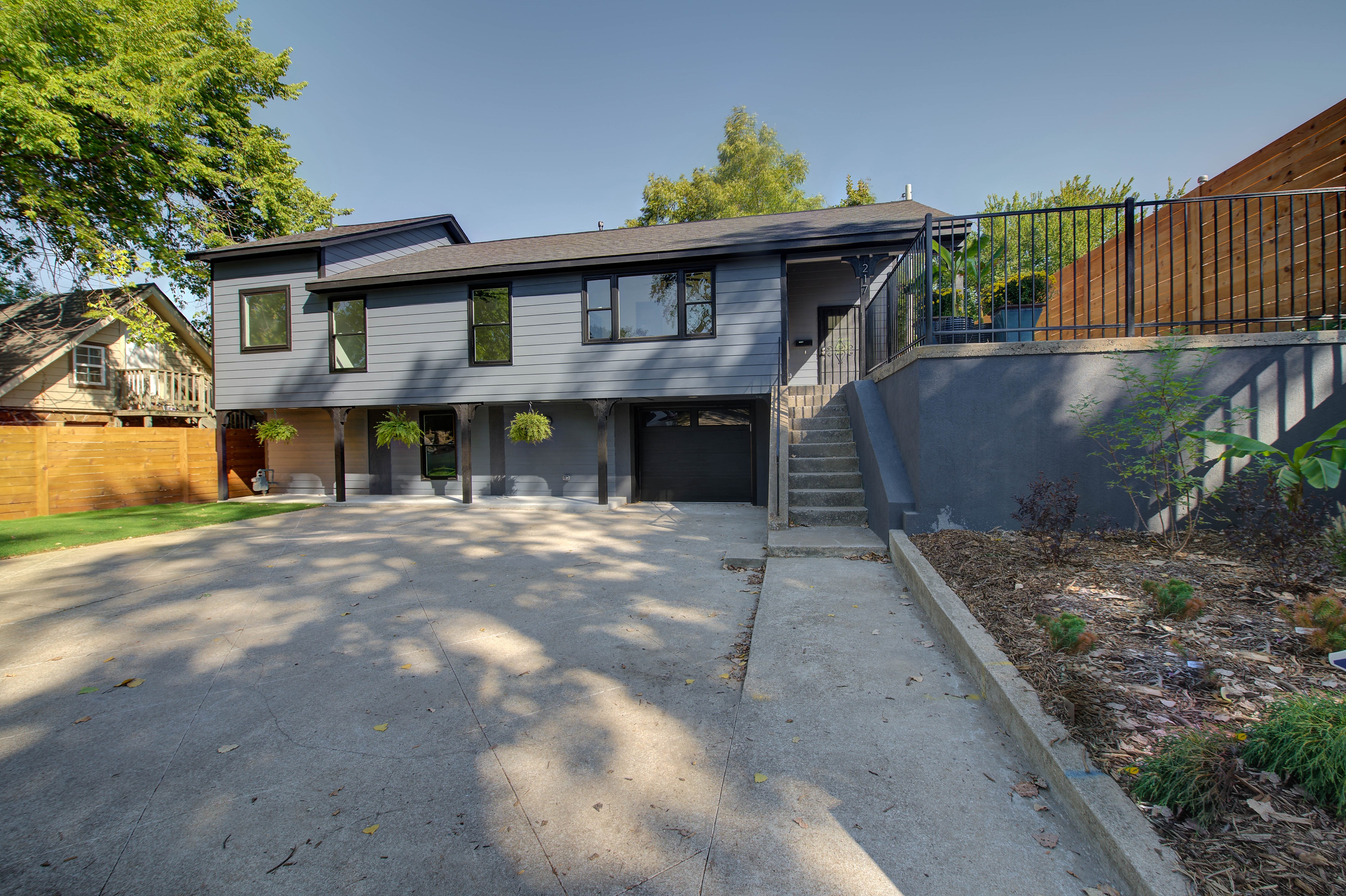 217 W 7th Street Property Photo 1