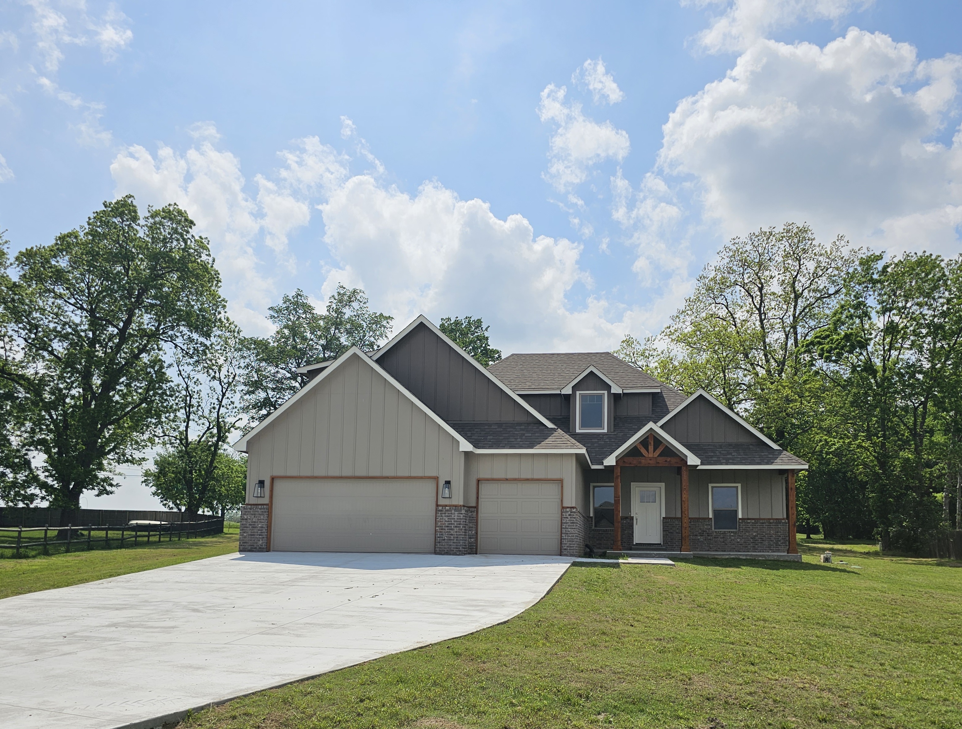 21960 Woodland Court Property Photo