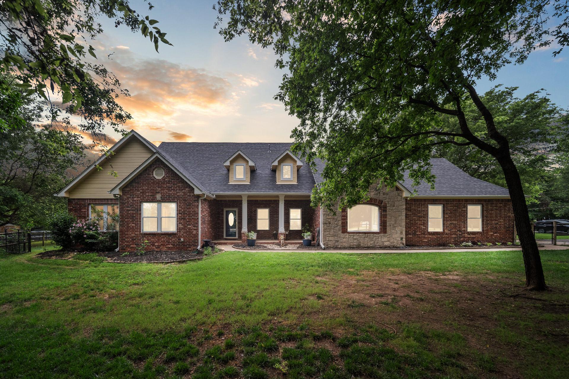 4852 E Redbud Drive Property Photo