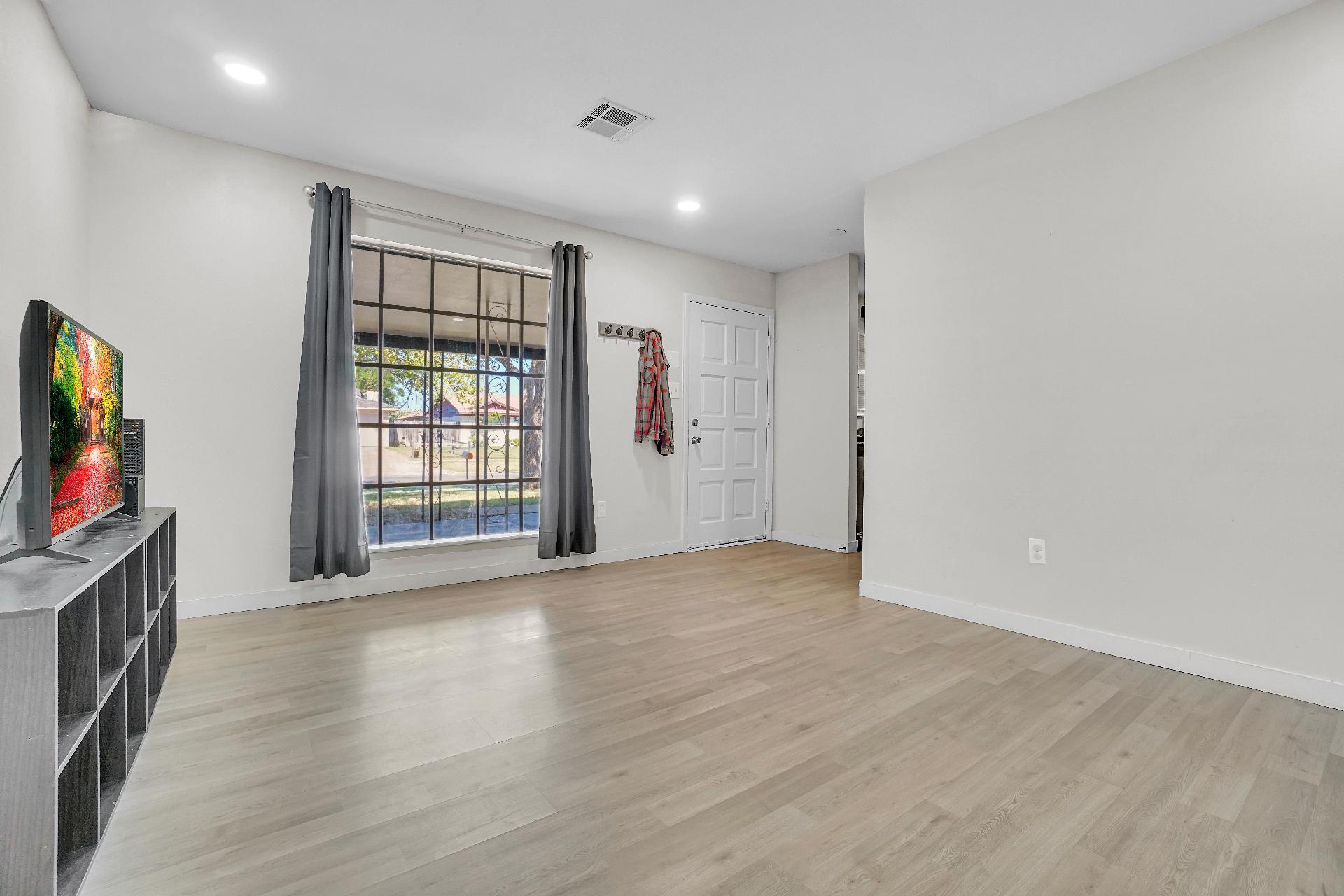1445 Nw Great Plains Boulevard Property Photo 3